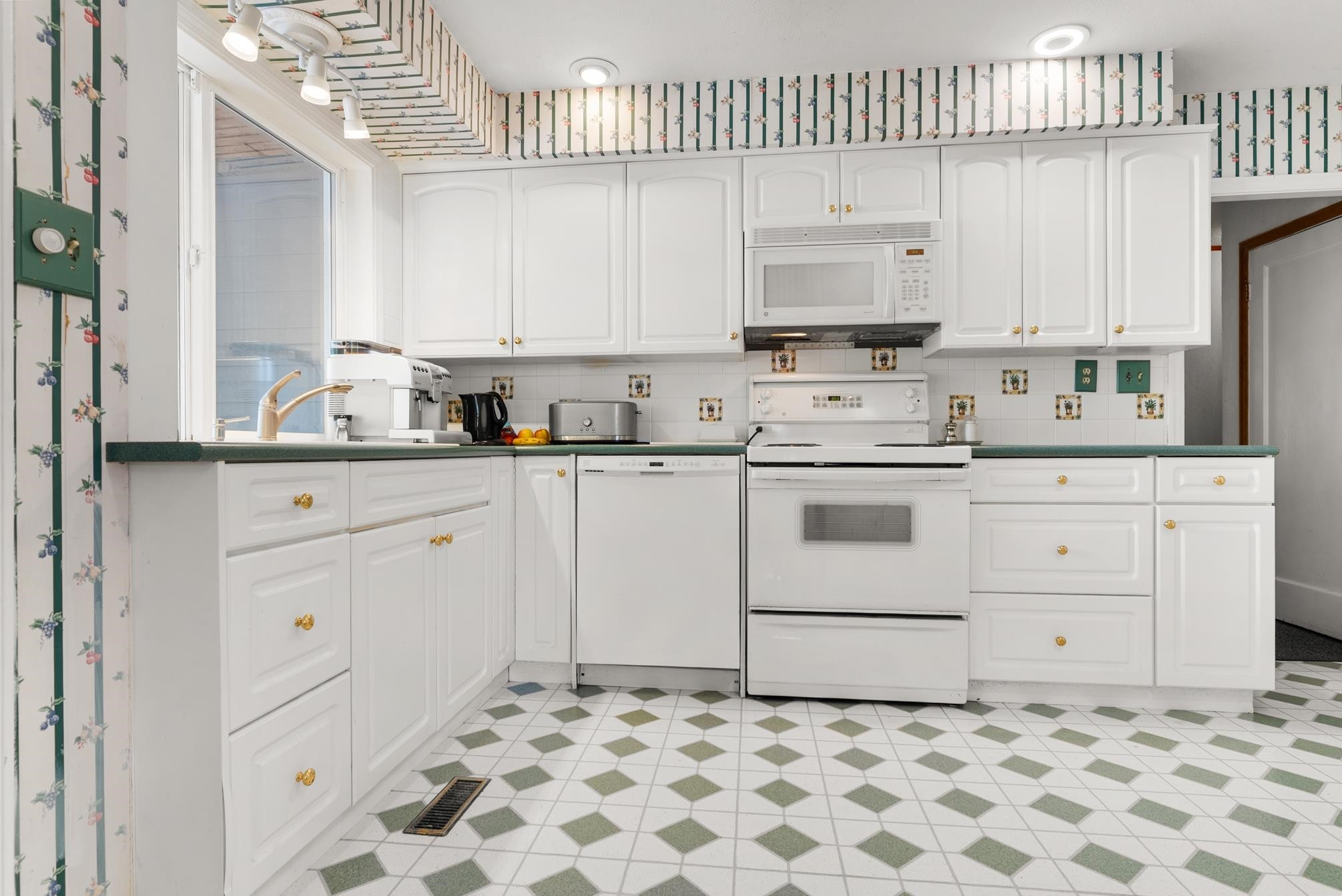 21415 0 Avenue, Langley, BC - Indoor Photo Showing Kitchen