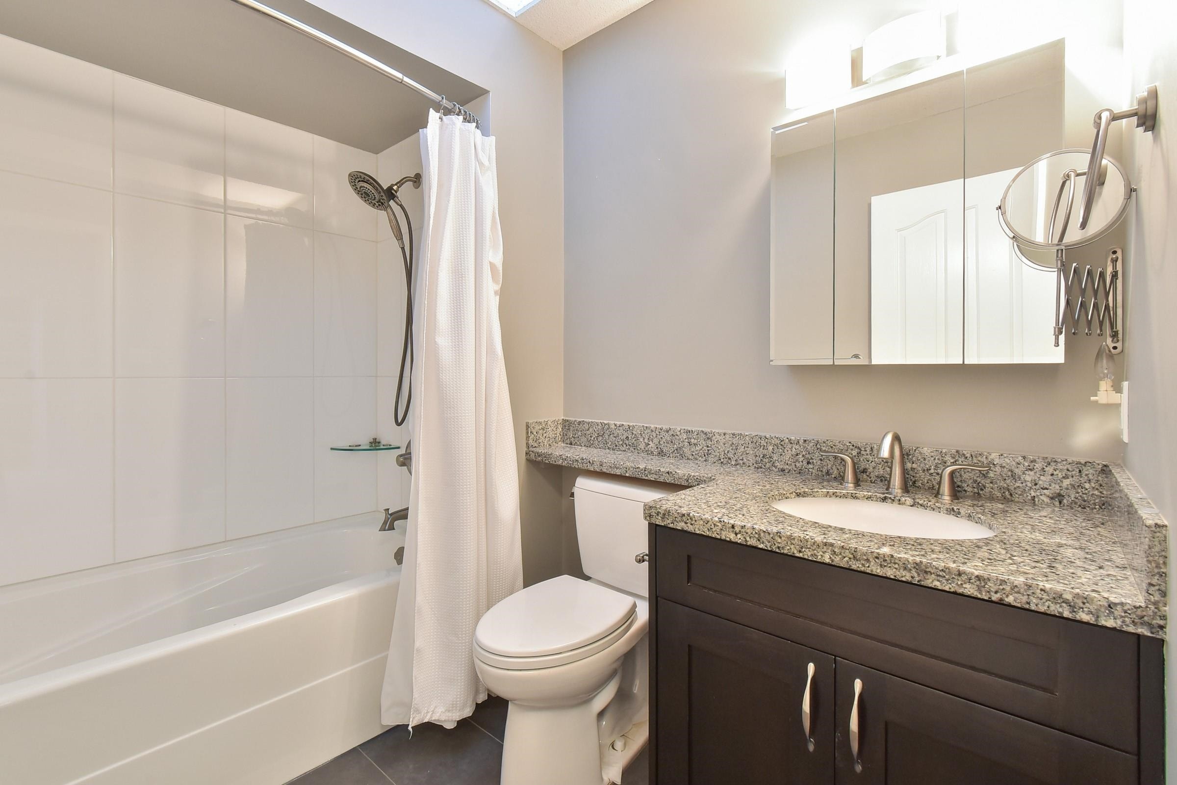 13056 22A Avenue, Surrey, BC - Indoor Photo Showing Bathroom