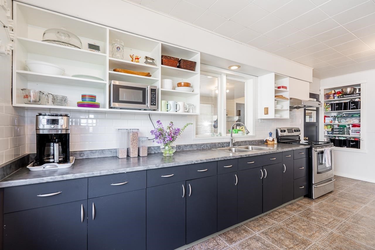10482 125A Street, Surrey, BC - Indoor Photo Showing Kitchen With Double Sink