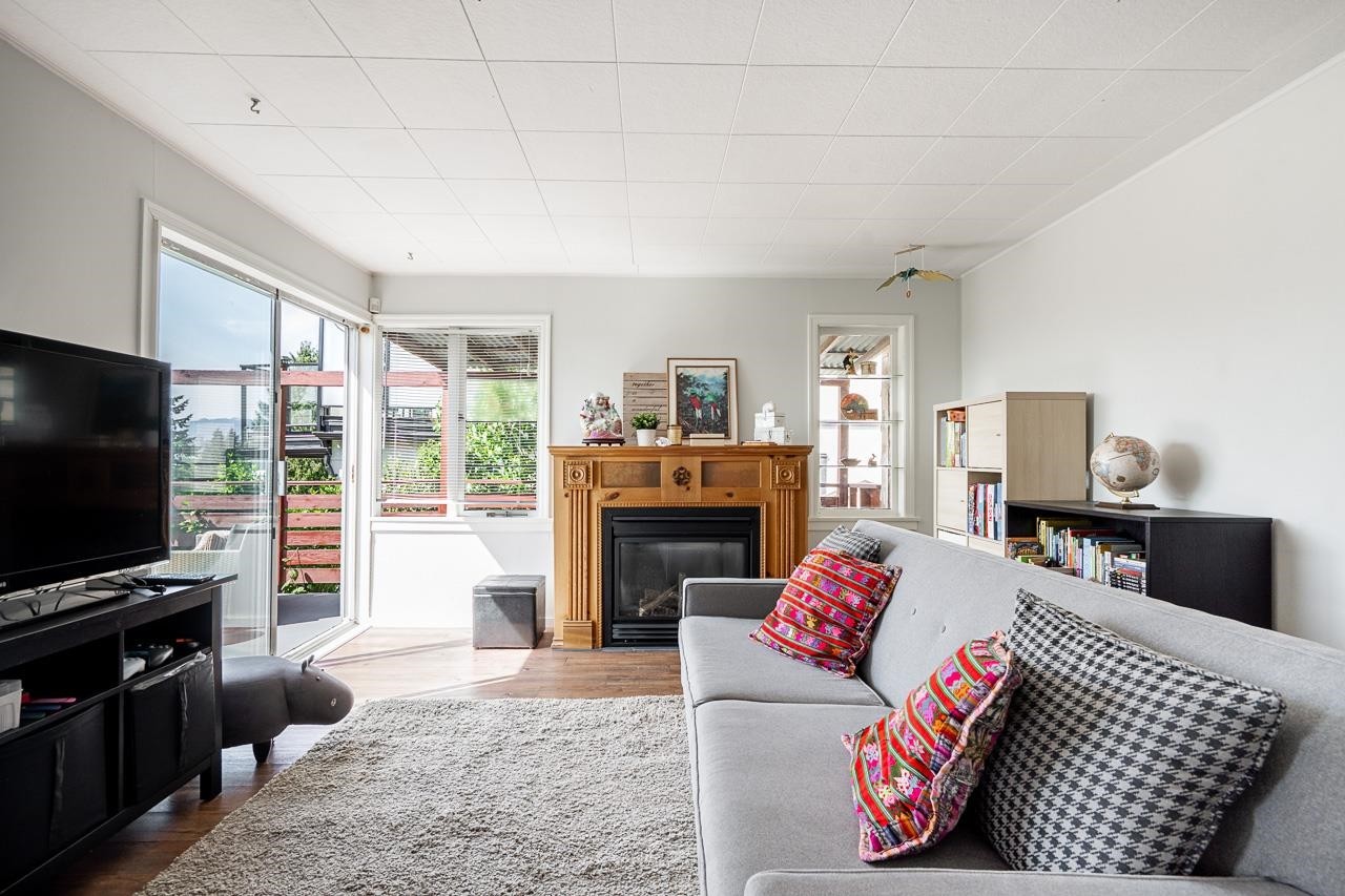 10482 125A Street, Surrey, BC - Indoor Photo Showing Living Room With Fireplace