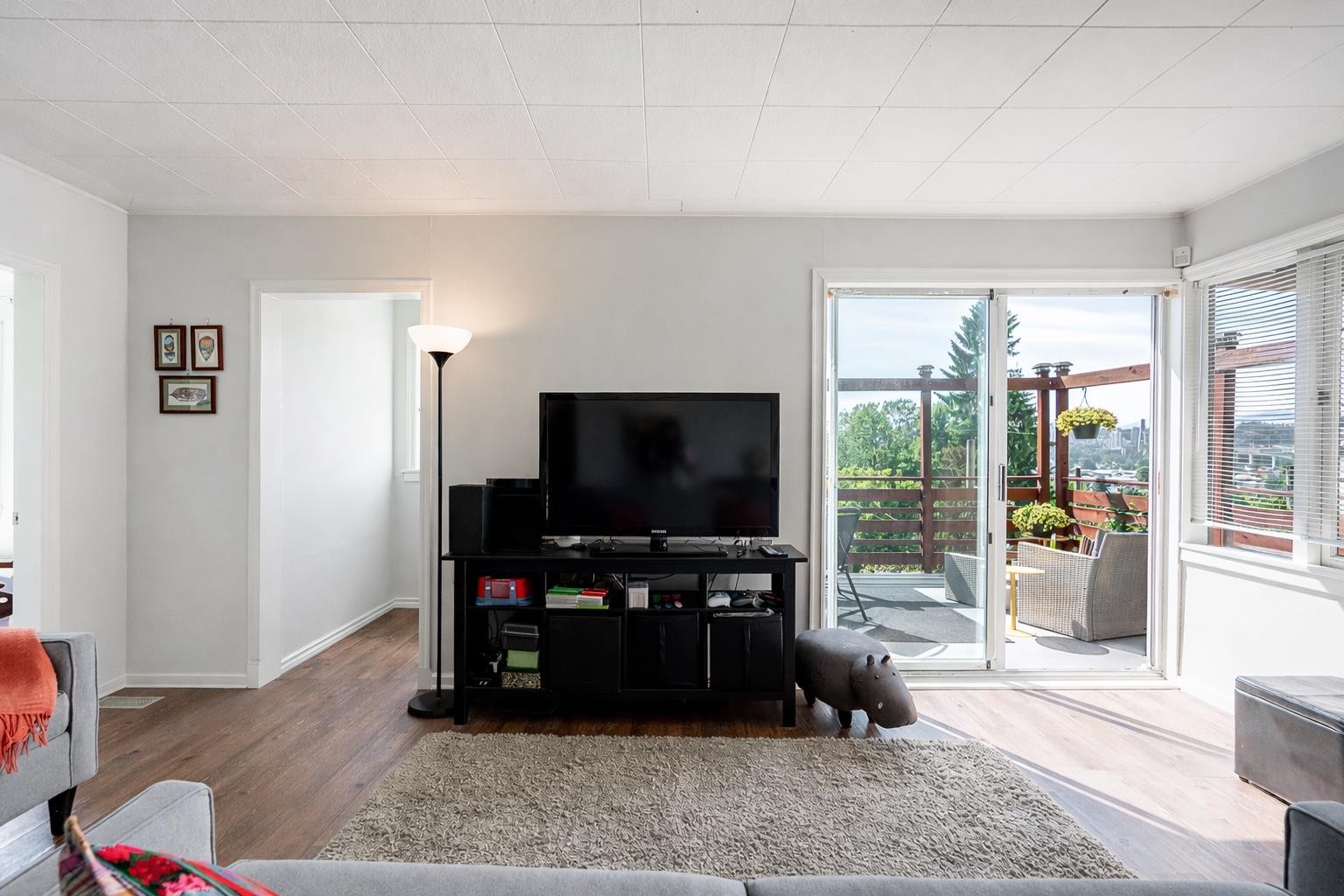 10482 125A Street, Surrey, BC - Indoor Photo Showing Living Room