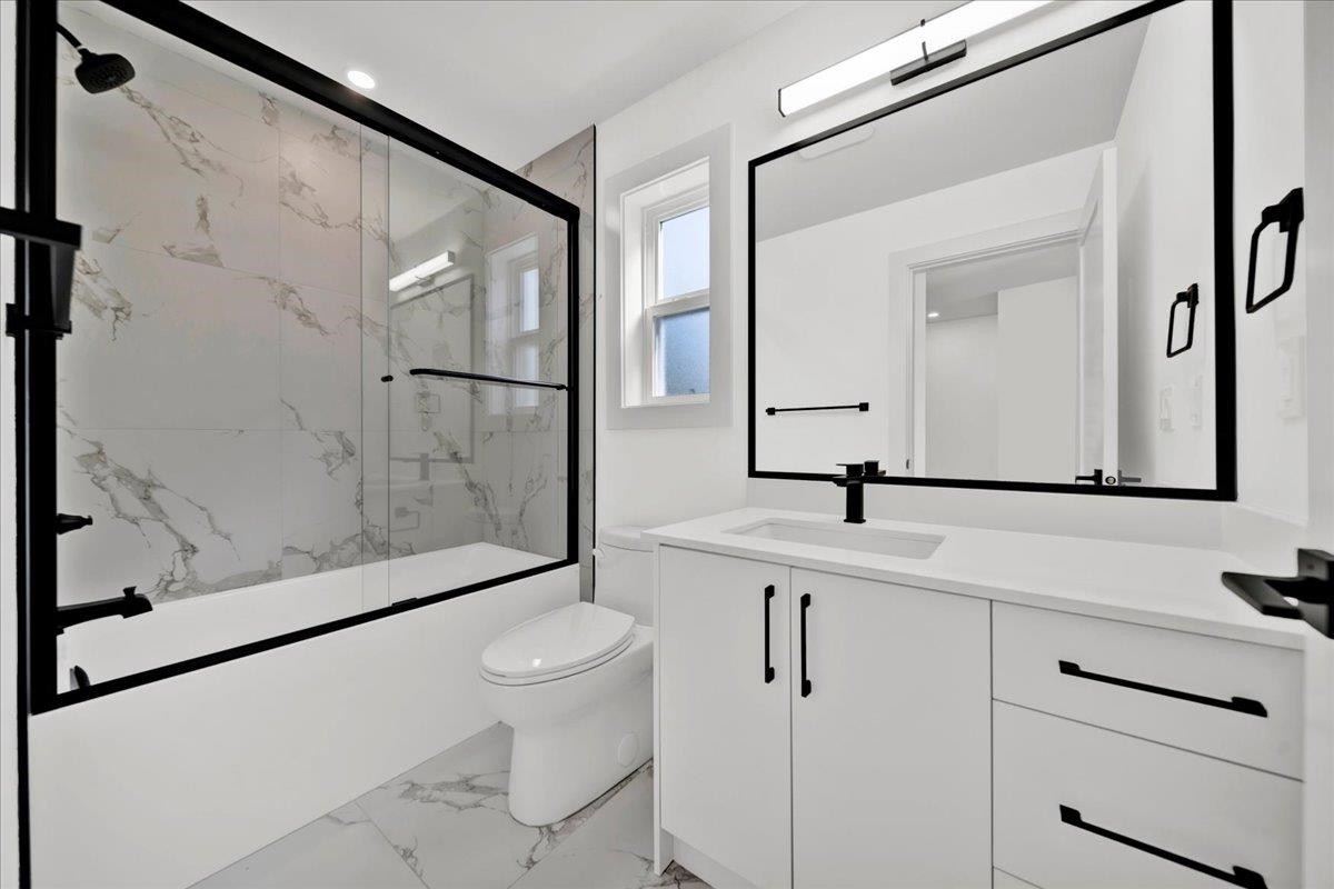 102-10039 128 Street, Surrey, BC - Indoor Photo Showing Bathroom