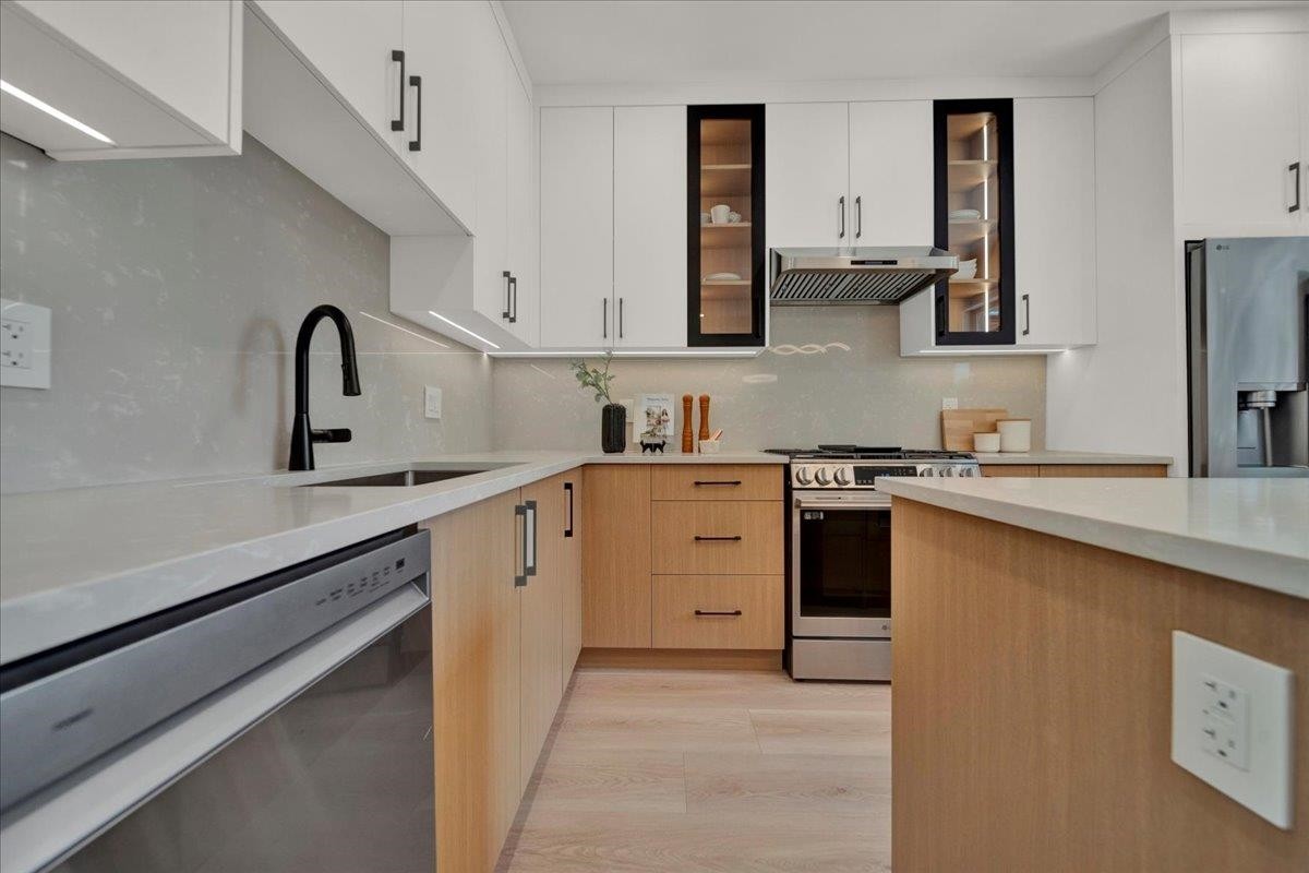 102-10039 128 Street, Surrey, BC - Indoor Photo Showing Kitchen