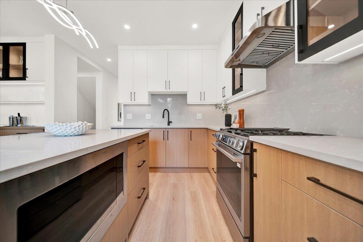 102-10039 128 Street, Surrey, BC - Indoor Photo Showing Kitchen With Upgraded Kitchen