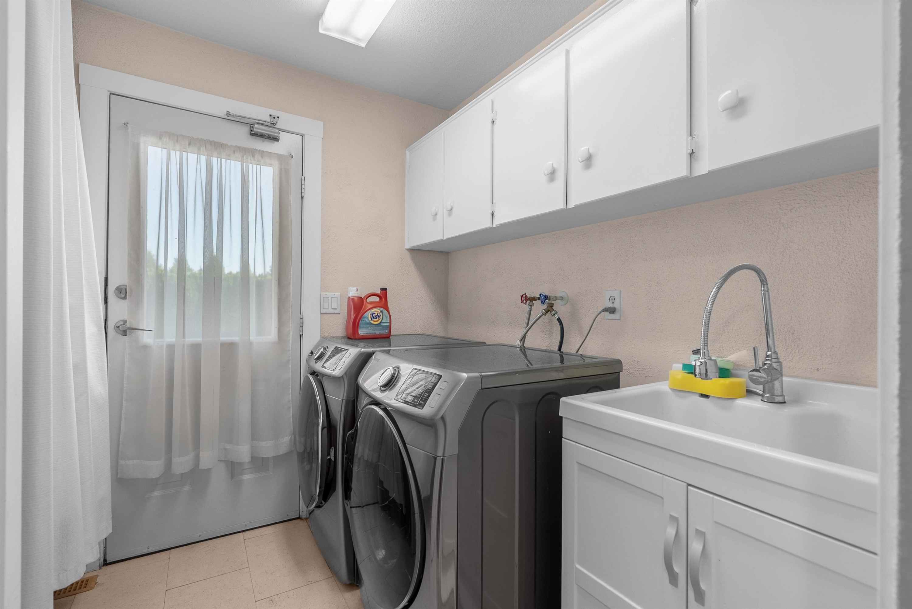 22019 Old Yale Road, Langley, BC - Indoor Photo Showing Laundry Room