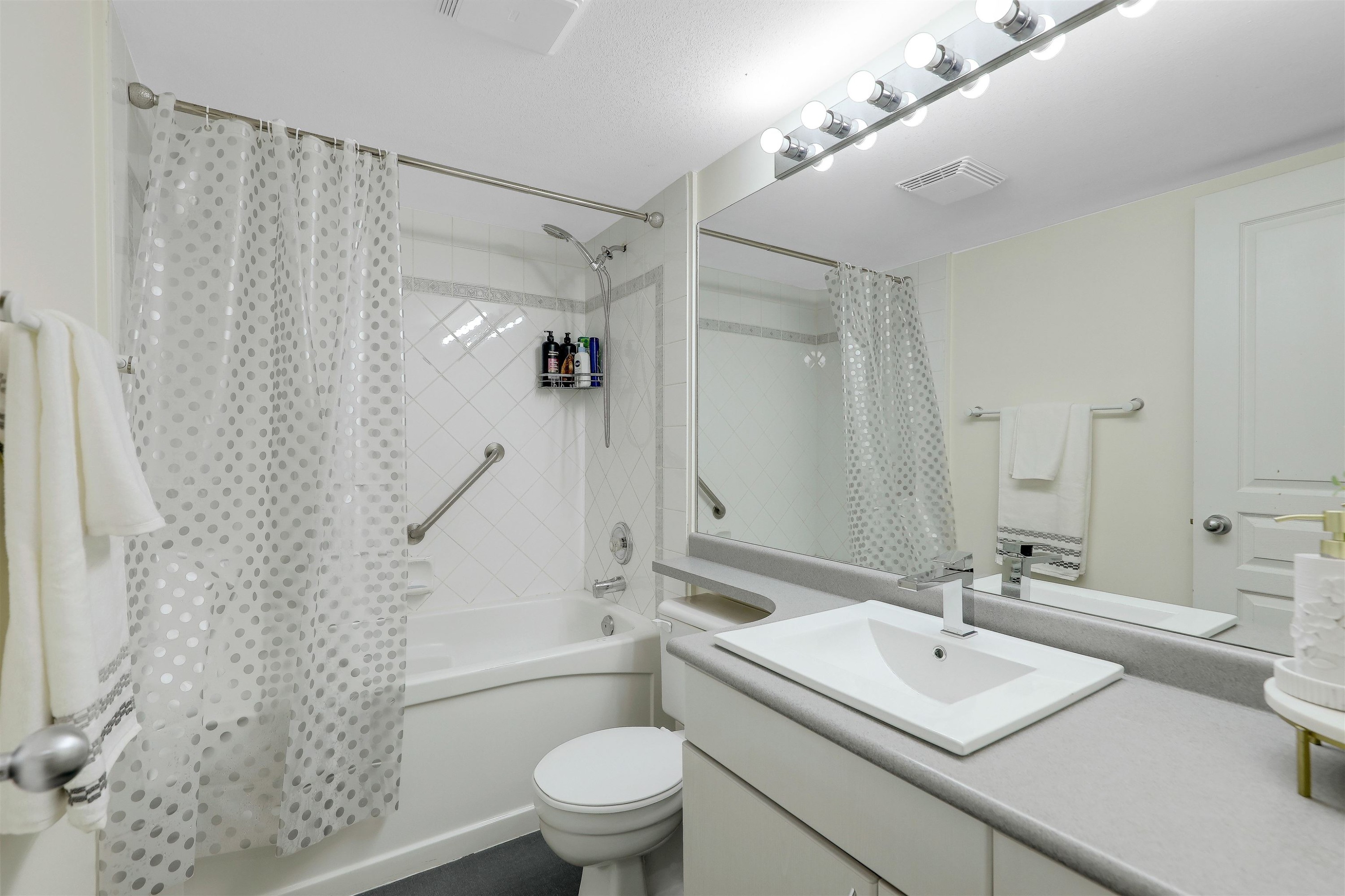 207-6385 121 Street, Surrey, BC