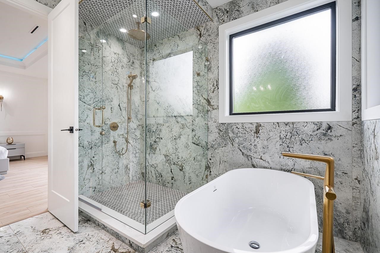 6052 172 Street, Surrey, BC - Indoor Photo Showing Bathroom