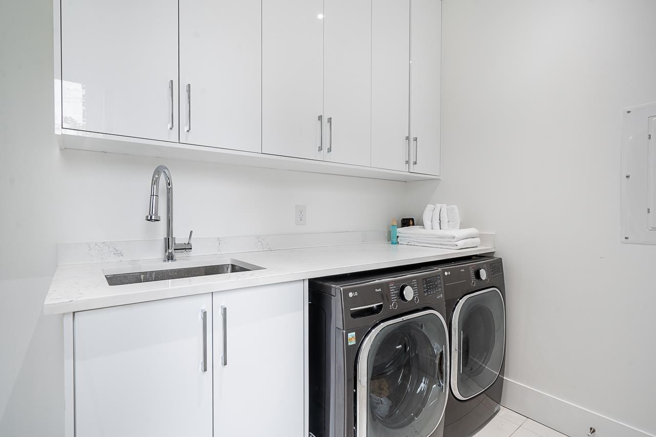 6052 172 Street, Surrey, BC - Indoor Photo Showing Laundry Room