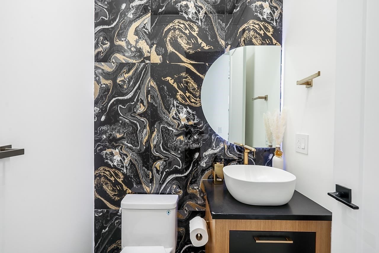 6052 172 Street, Surrey, BC - Indoor Photo Showing Bathroom