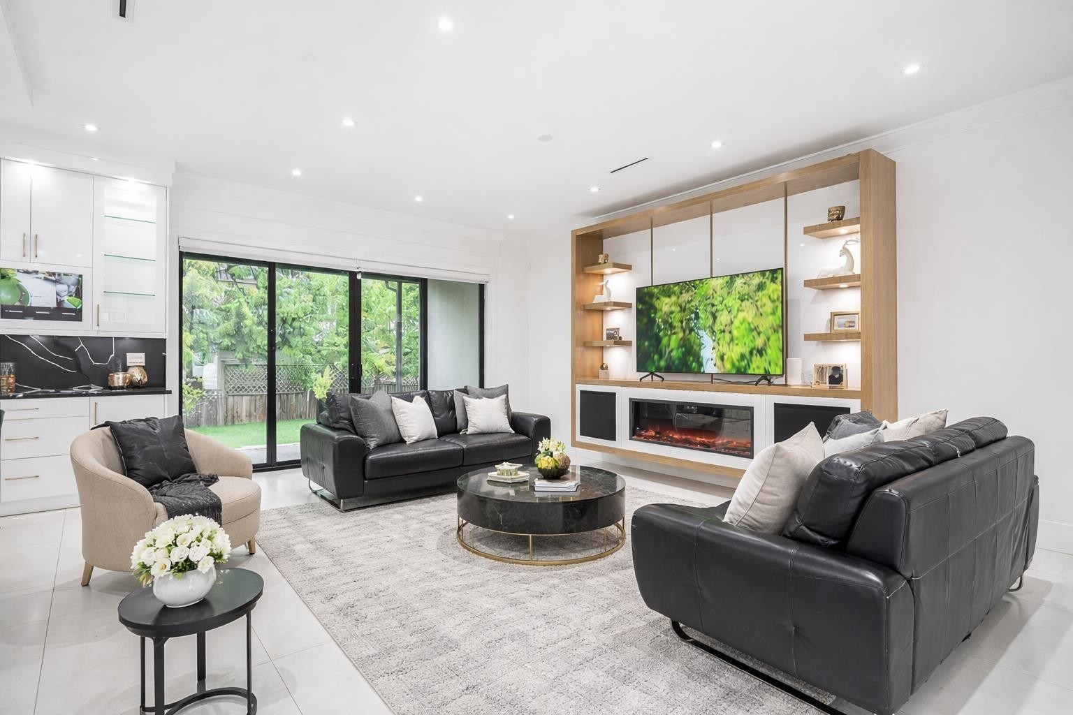 6052 172 Street, Surrey, BC - Indoor Photo Showing Living Room