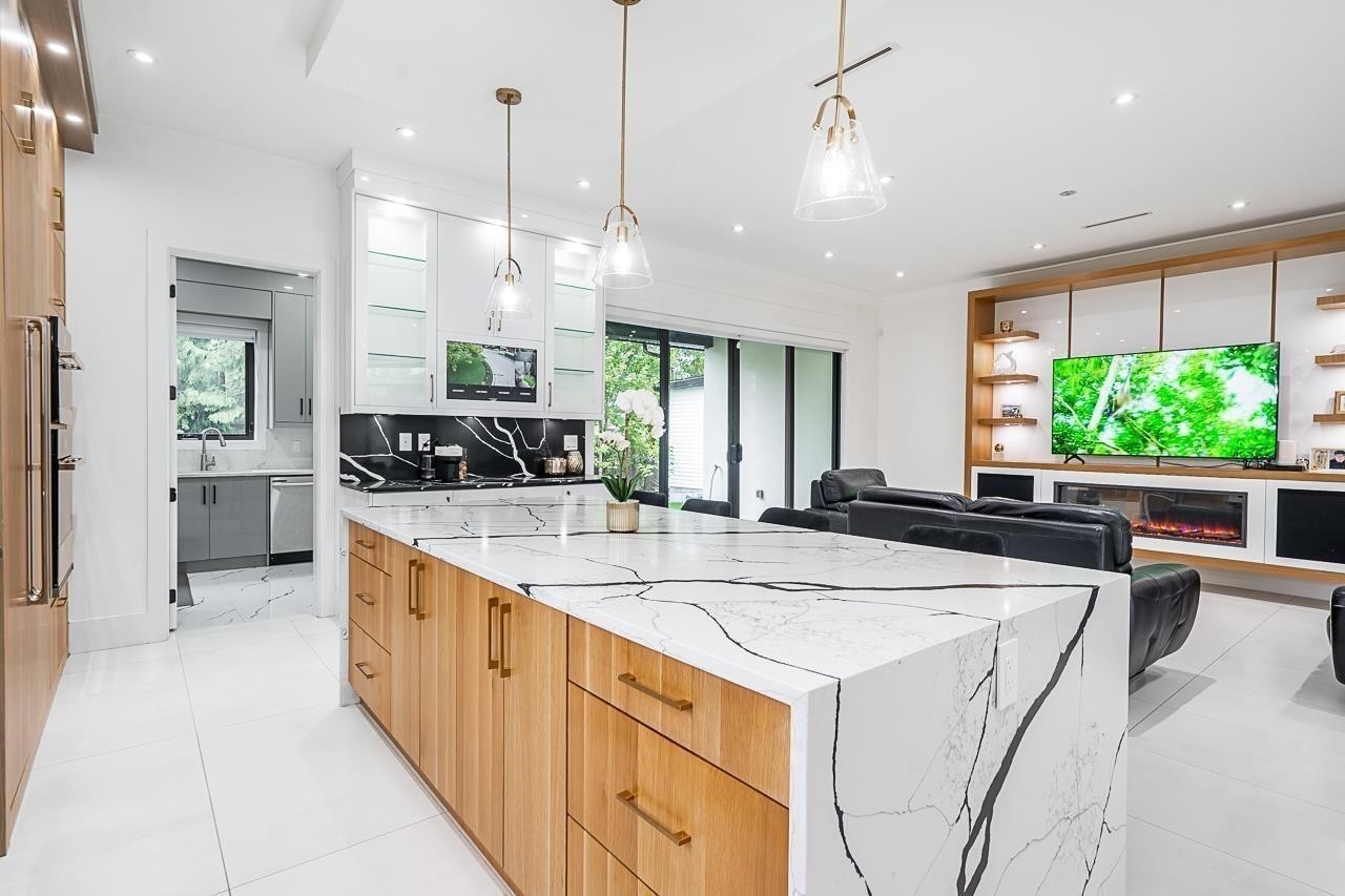 6052 172 Street, Surrey, BC - Indoor Photo Showing Kitchen With Upgraded Kitchen