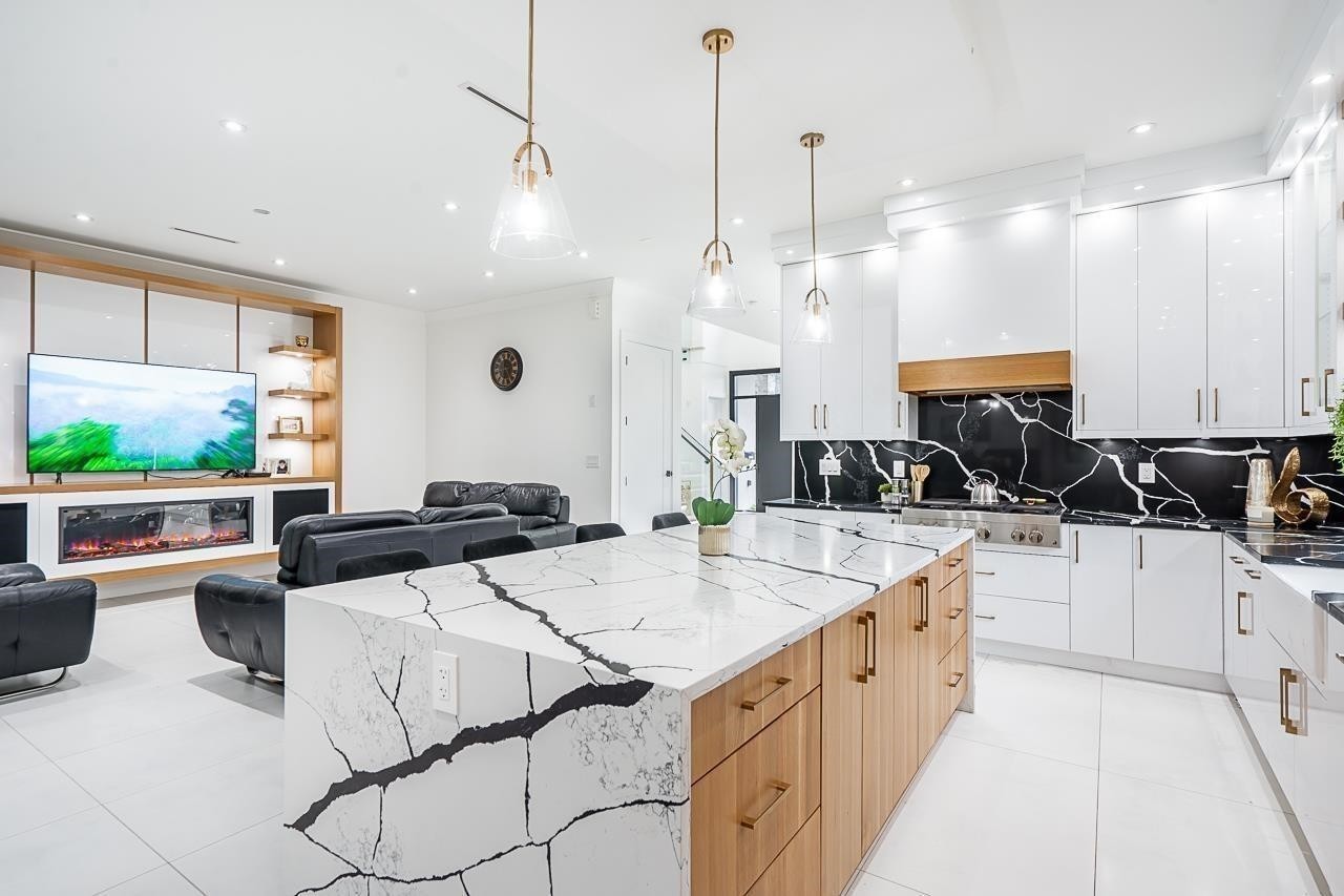 6052 172 Street, Surrey, BC - Indoor Photo Showing Kitchen With Upgraded Kitchen