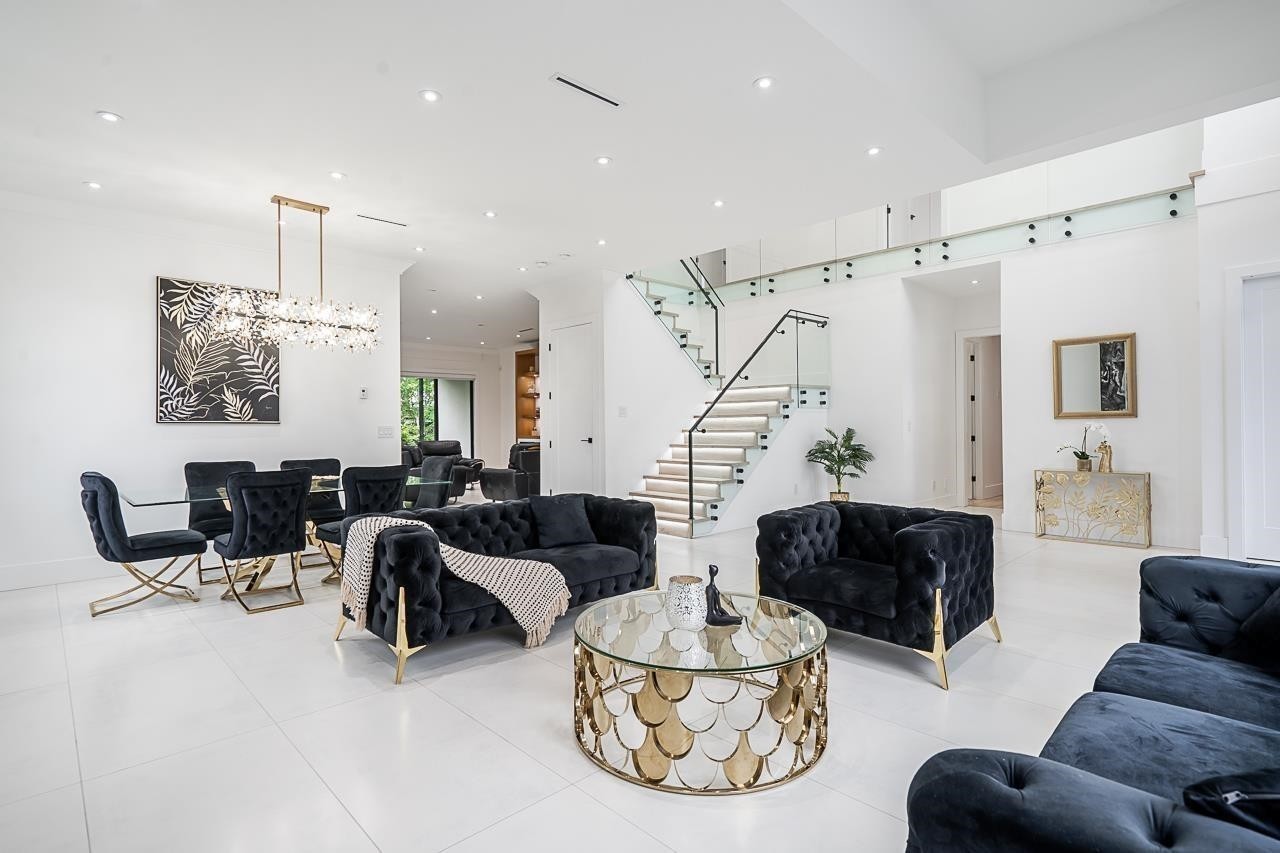 6052 172 Street, Surrey, BC - Indoor Photo Showing Living Room