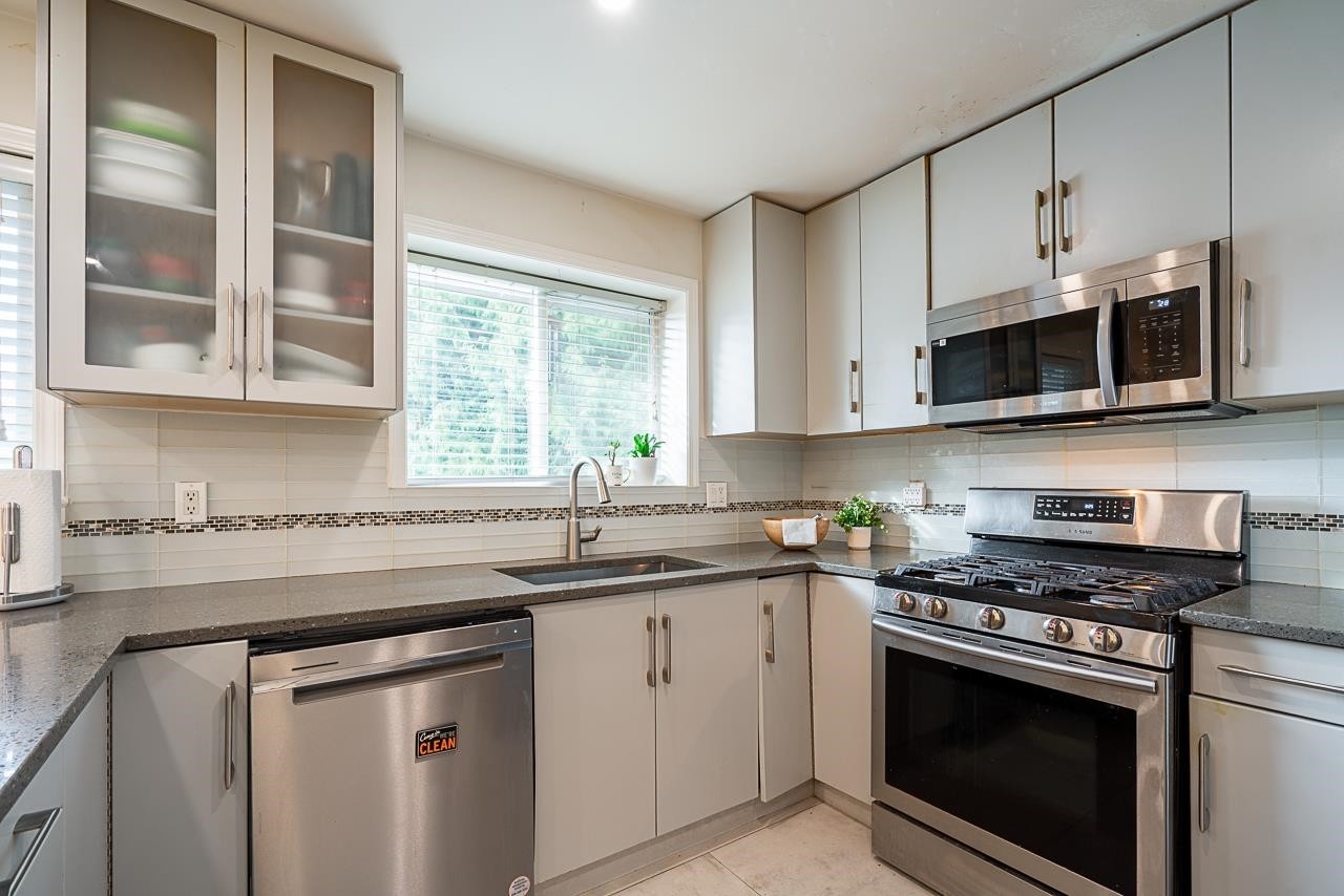 7802 139A Street, Surrey, BC - Indoor Photo Showing Kitchen