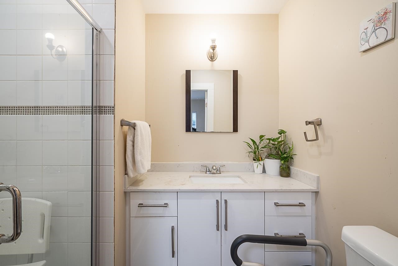 7802 139A Street, Surrey, BC - Indoor Photo Showing Bathroom