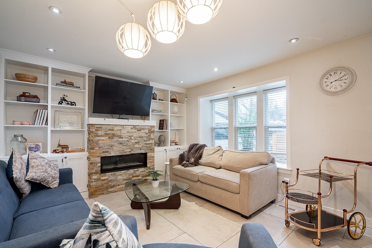 7802 139A Street, Surrey, BC - Indoor Photo Showing Living Room With Fireplace