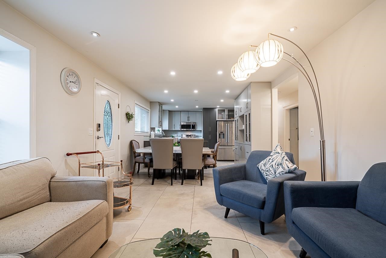 7802 139A Street, Surrey, BC - Indoor Photo Showing Living Room