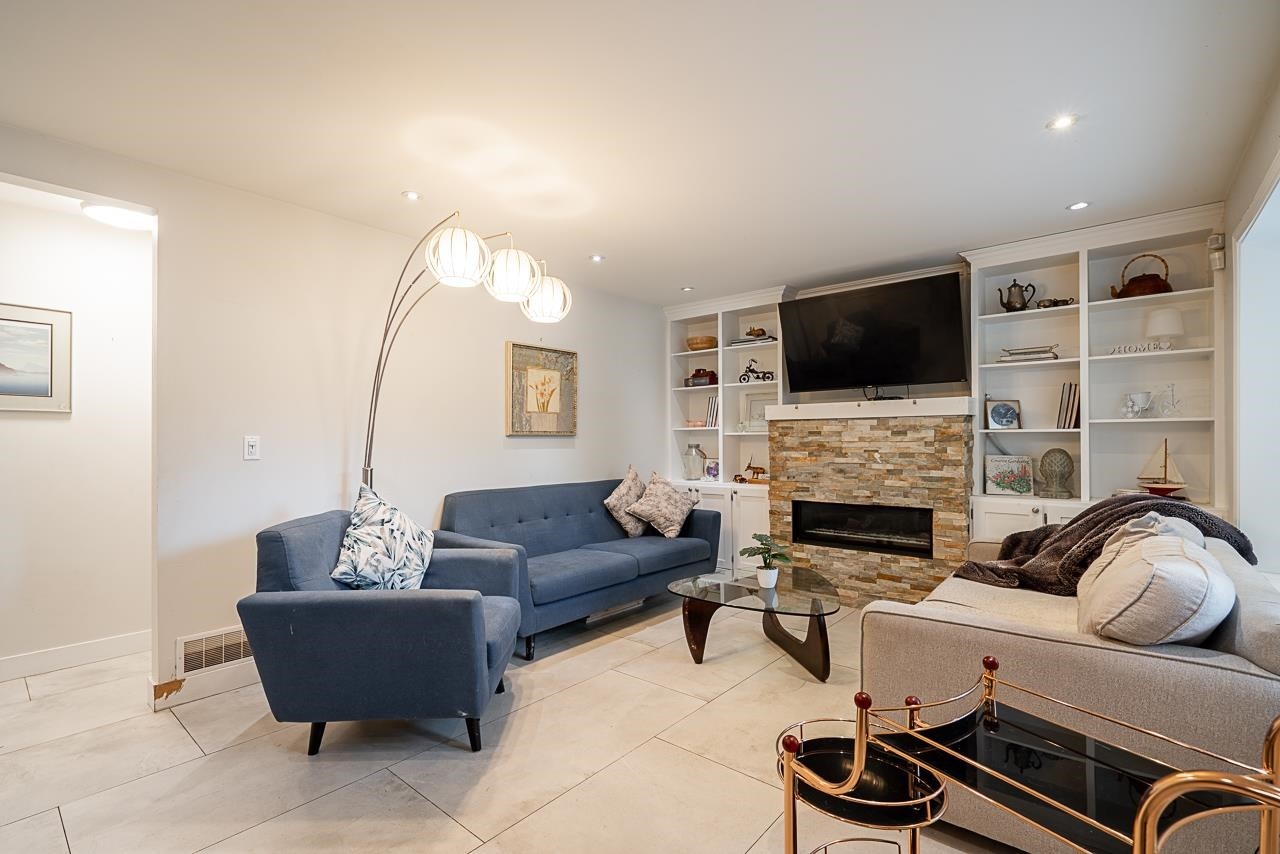 7802 139A Street, Surrey, BC - Indoor Photo Showing Living Room With Fireplace