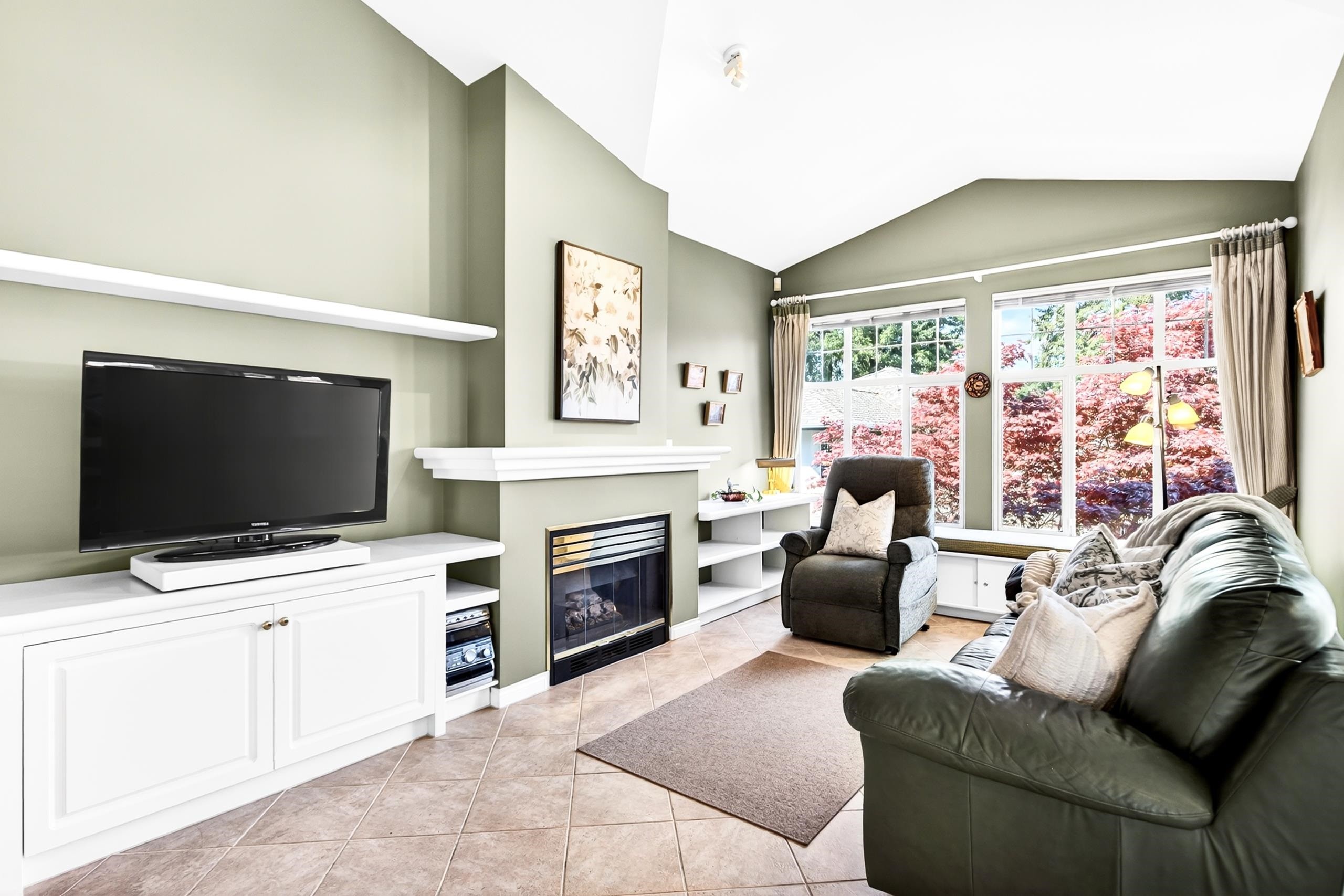 25-15020 27A Avenue, Surrey, BC - Indoor Photo Showing Living Room With Fireplace