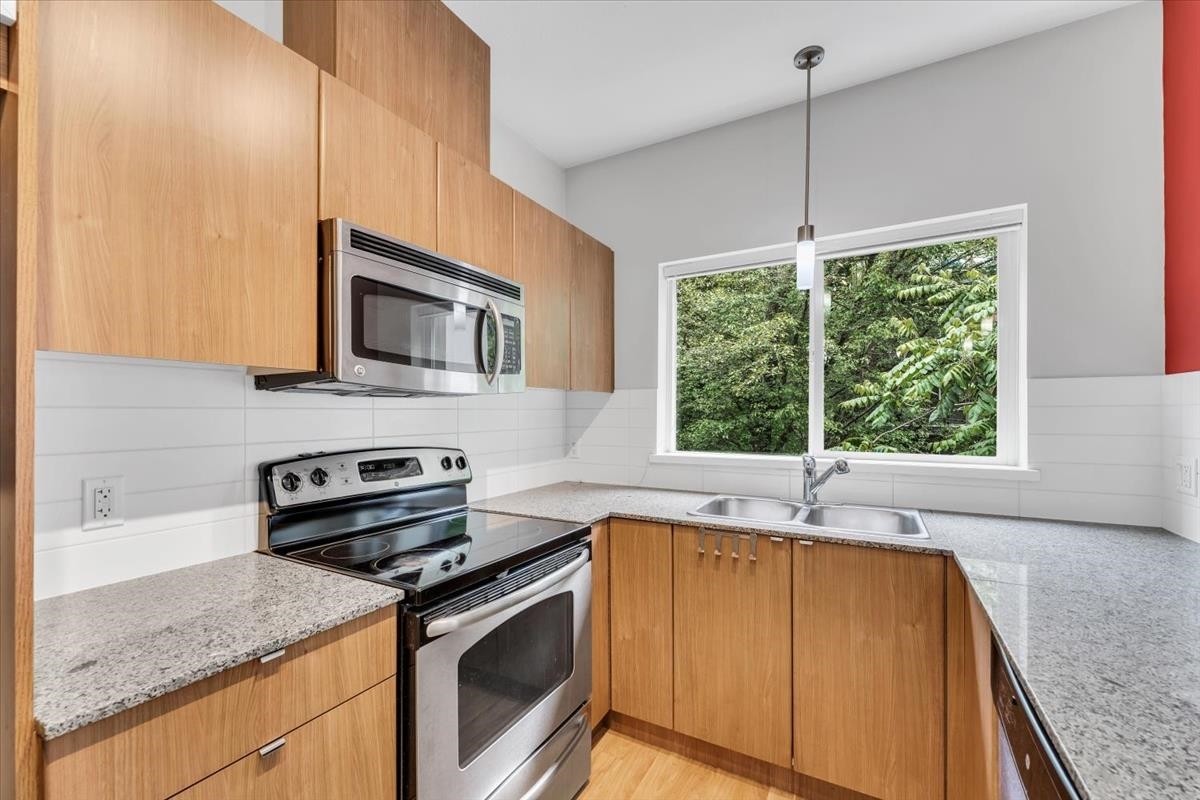 215-9655 King George Boulevard, Surrey, BC