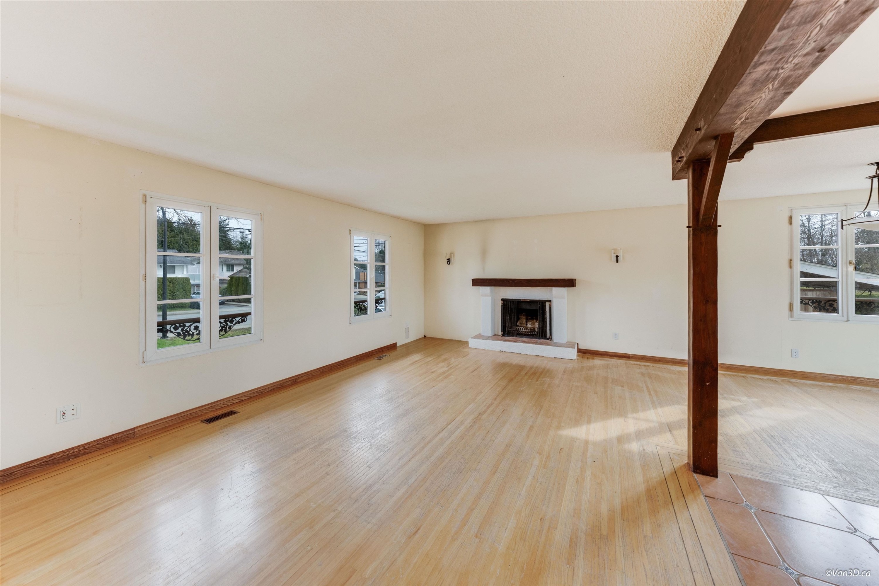 15894 Thrift Avenue, White Rock, BC - Indoor Photo Showing Living Room With Fireplace