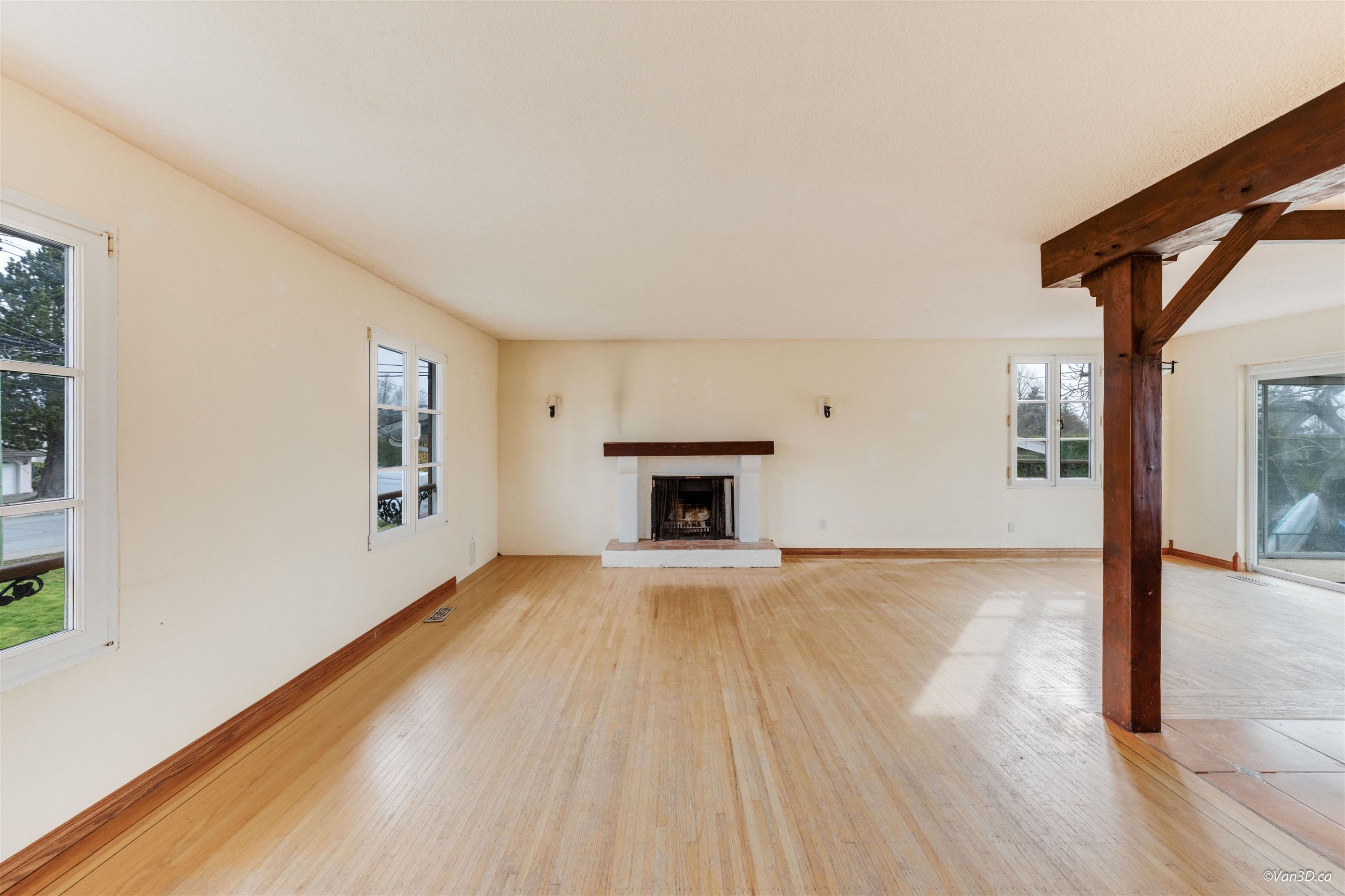 15894 Thrift Avenue, White Rock, BC - Indoor Photo Showing Living Room With Fireplace