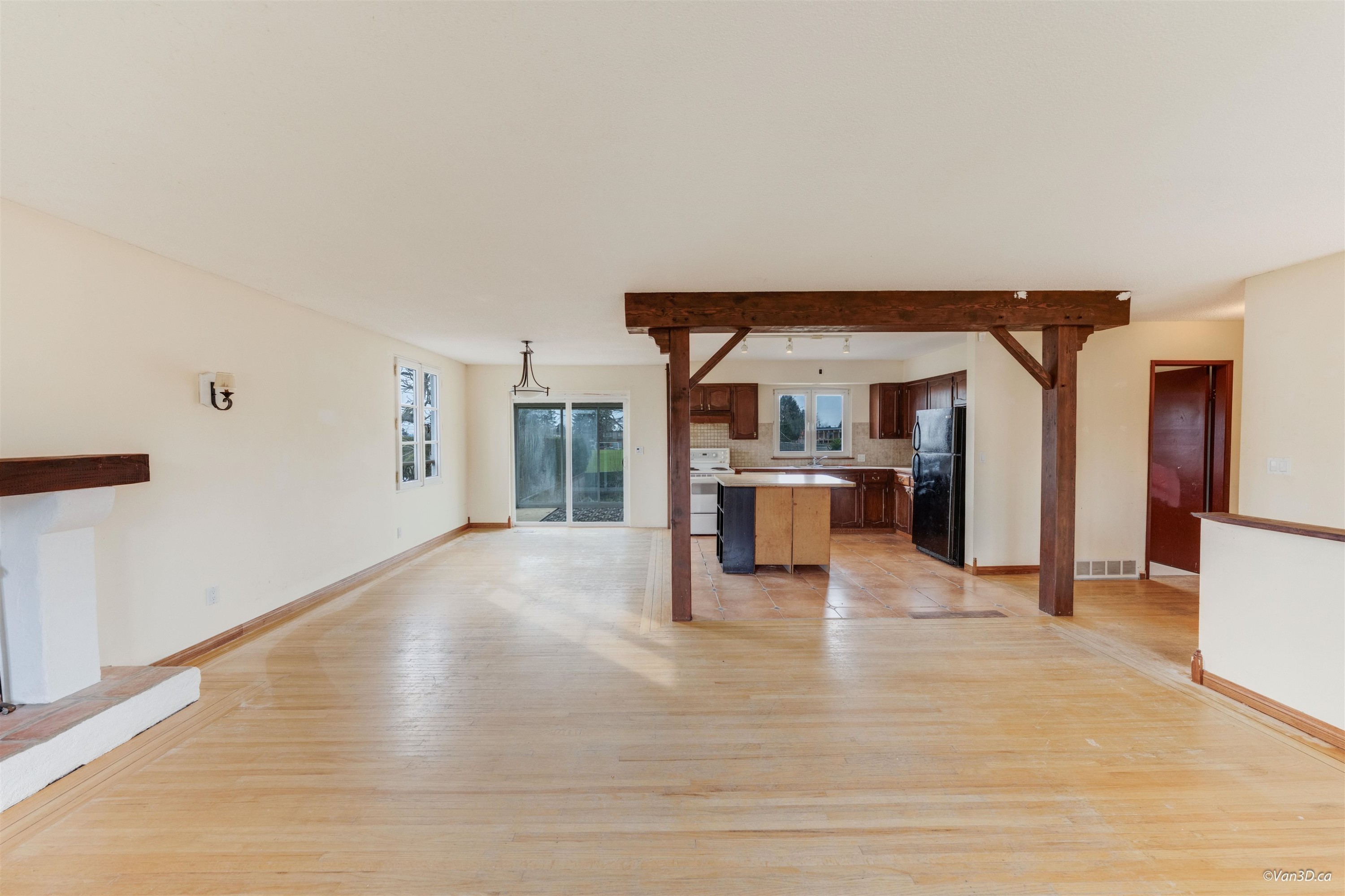 15894 Thrift Avenue, White Rock, BC - Indoor Photo Showing Living Room With Fireplace