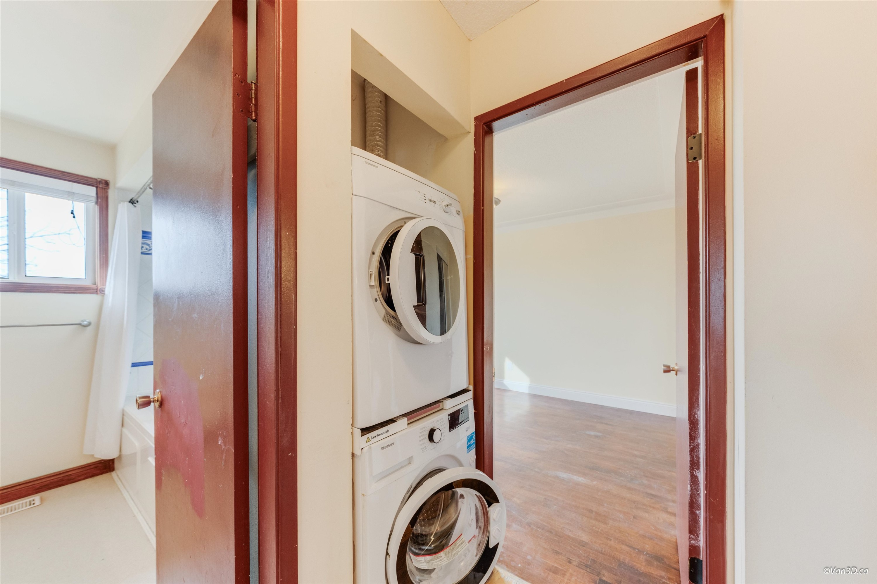 15894 Thrift Avenue, White Rock, BC - Indoor Photo Showing Laundry Room