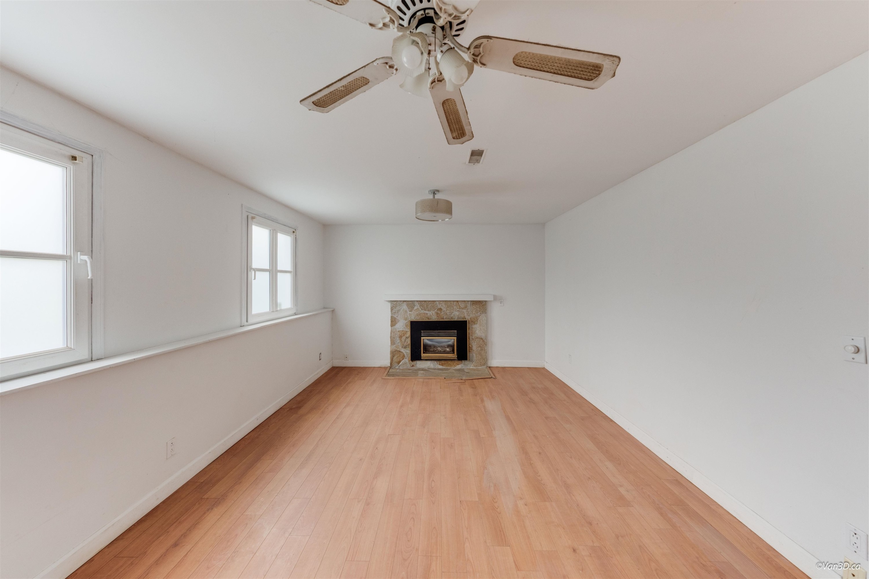 15894 Thrift Avenue, White Rock, BC - Indoor With Fireplace