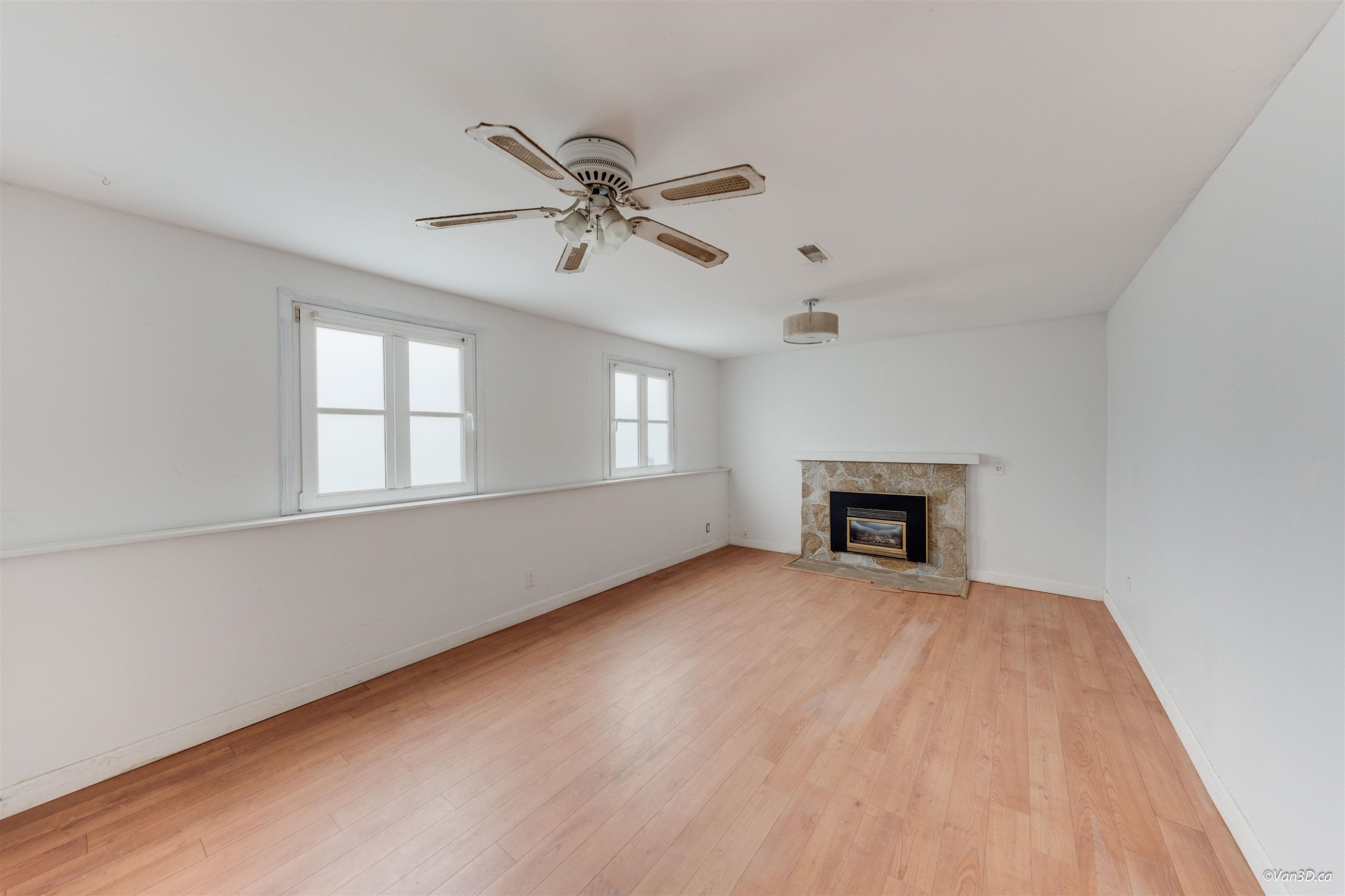 15894 Thrift Avenue, White Rock, BC - Indoor Photo Showing Living Room With Fireplace