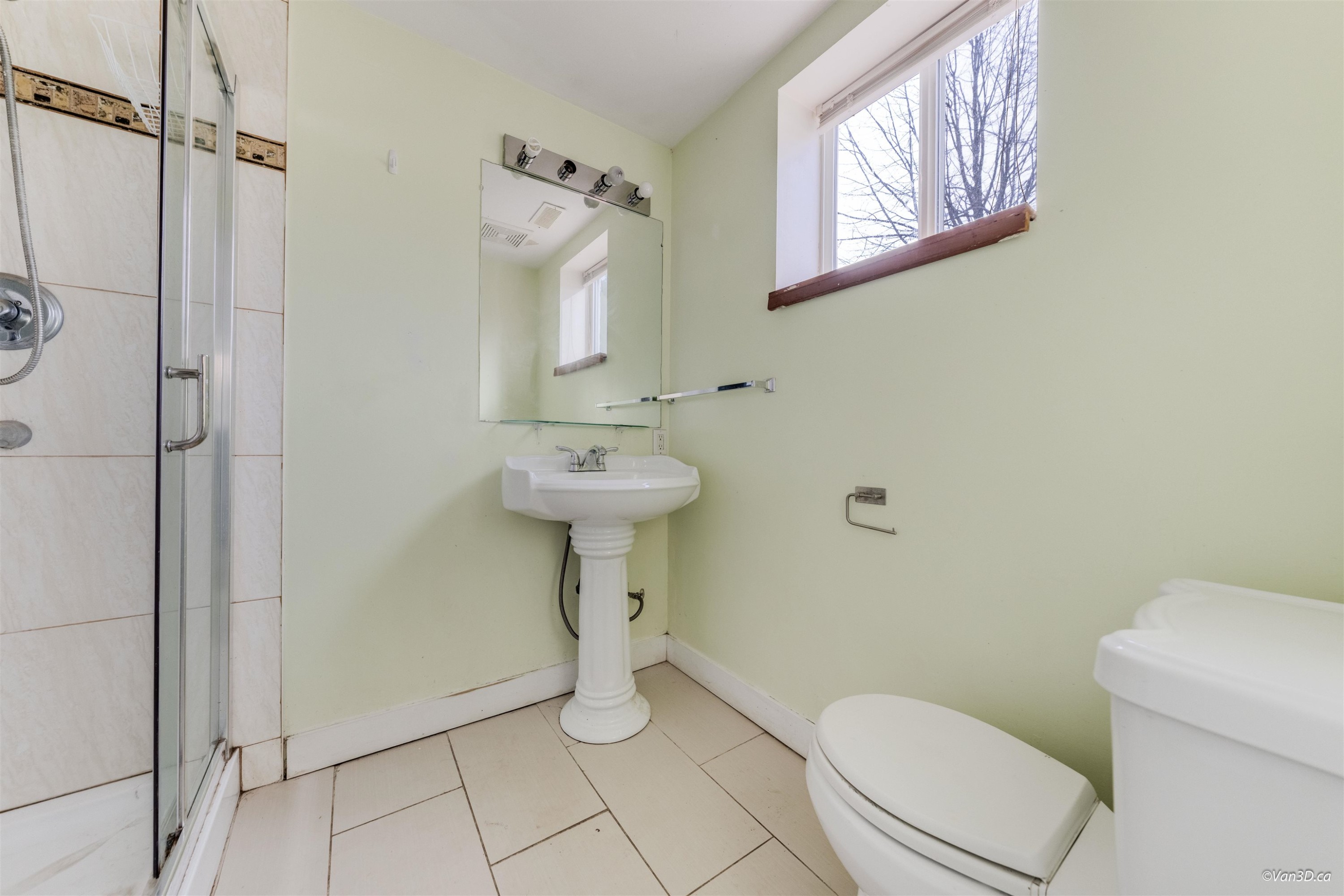 15894 Thrift Avenue, White Rock, BC - Indoor Photo Showing Bathroom