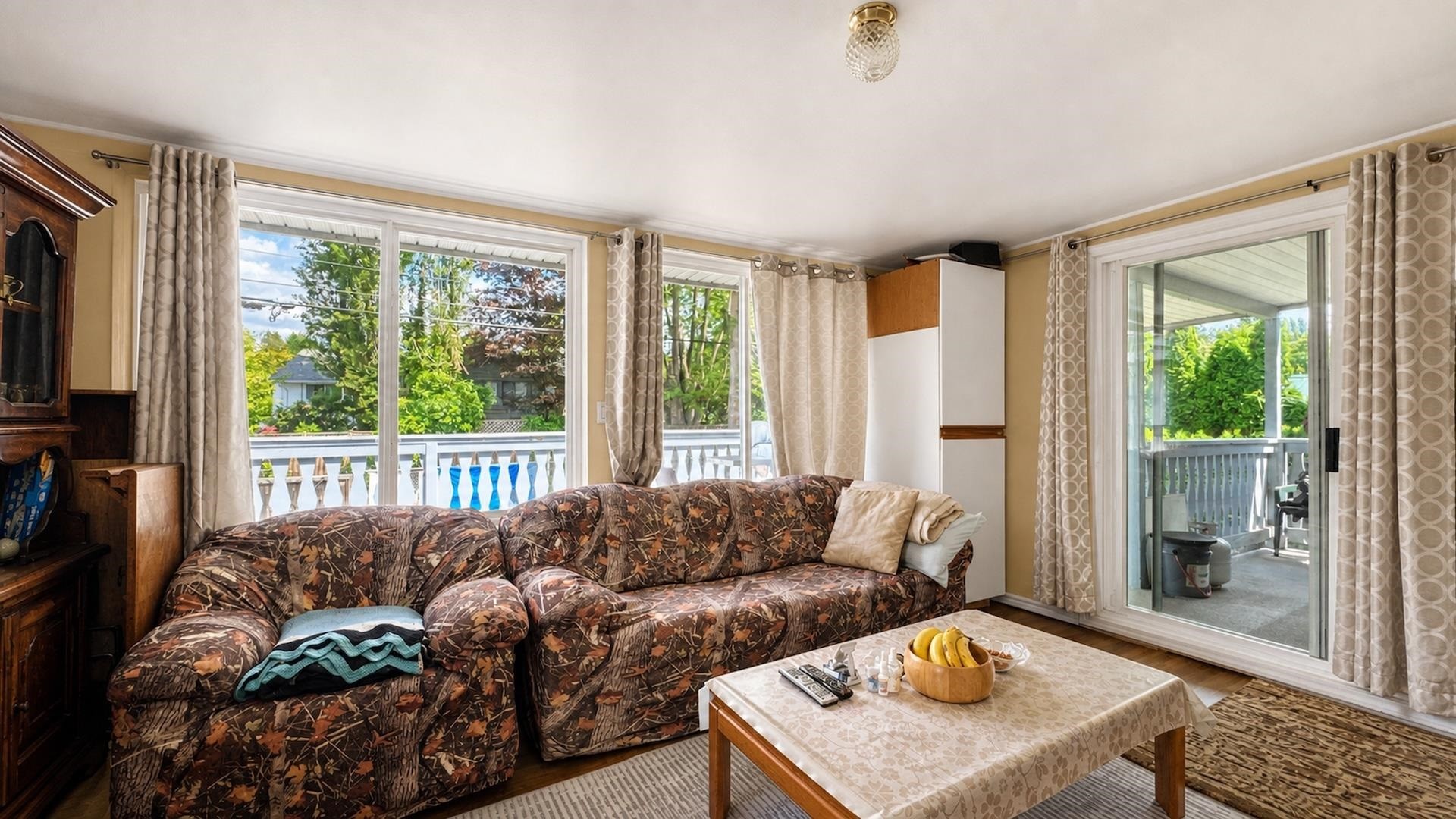 11010 Partridge Crescent, Surrey, BC - Indoor Photo Showing Living Room