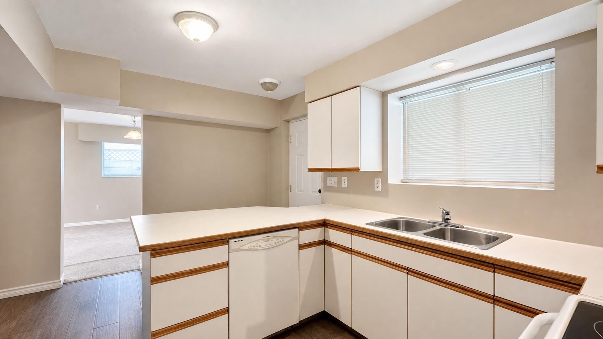 11010 Partridge Crescent, Surrey, BC - Indoor Photo Showing Kitchen With Double Sink
