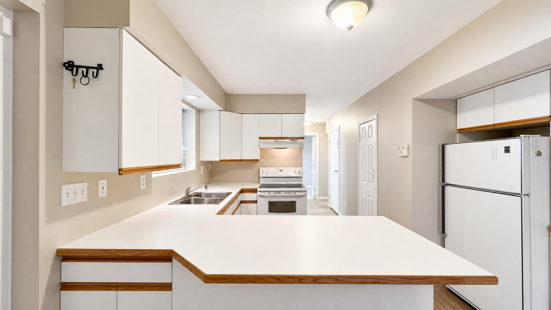 11010 Partridge Crescent, Surrey, BC - Indoor Photo Showing Kitchen With Double Sink