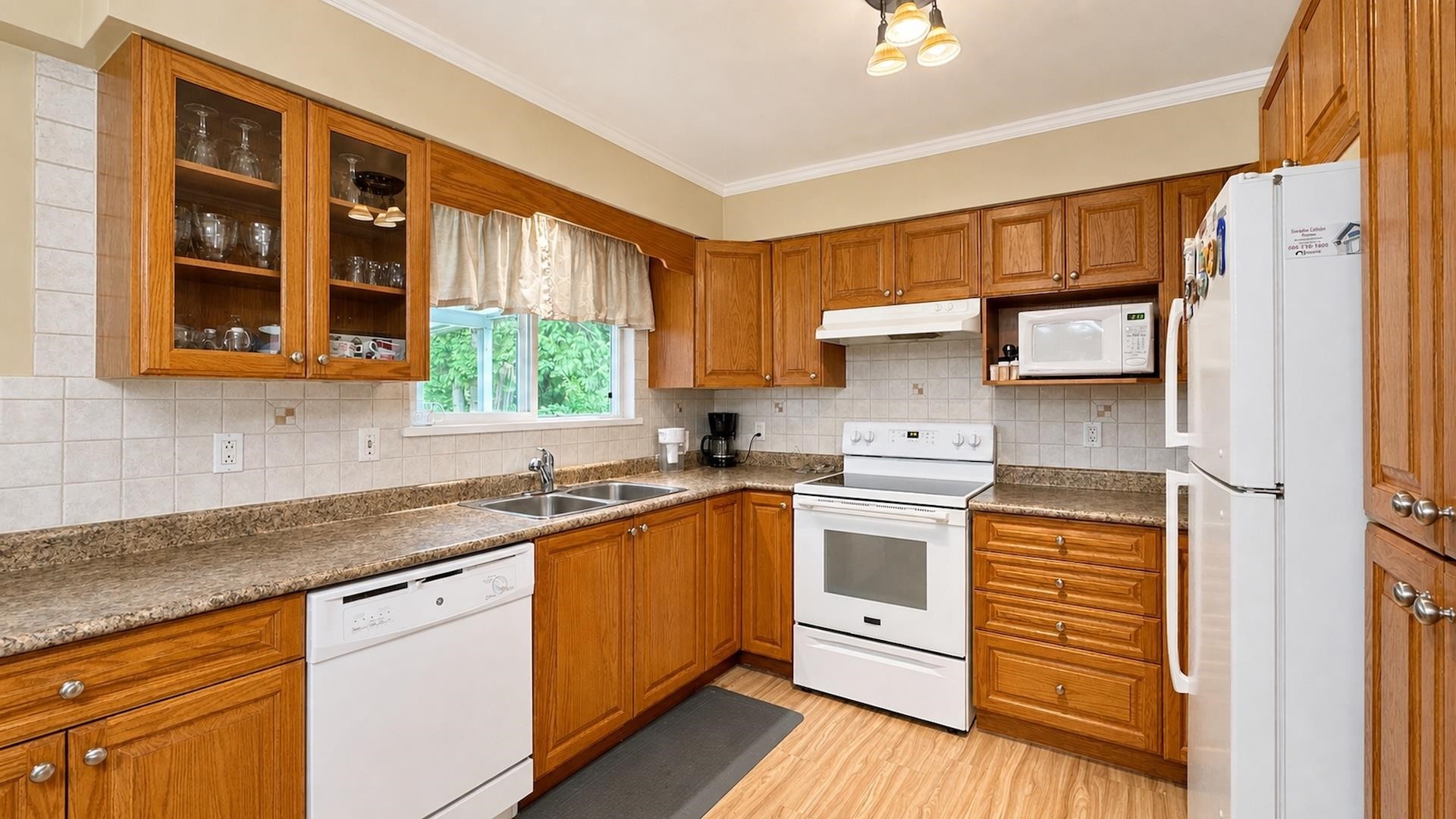 11010 Partridge Crescent, Surrey, BC - Indoor Photo Showing Kitchen With Double Sink