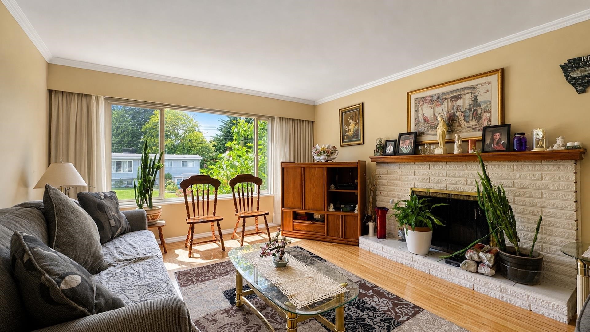 11010 Partridge Crescent, Surrey, BC - Indoor Photo Showing Living Room With Fireplace
