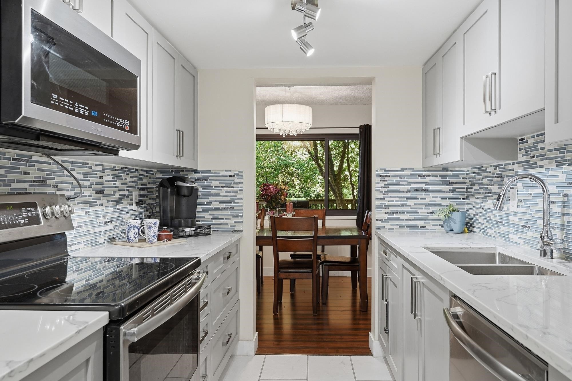 15878 Mcbeth Road, Surrey, BC - Indoor Photo Showing Kitchen With Double Sink With Upgraded Kitchen