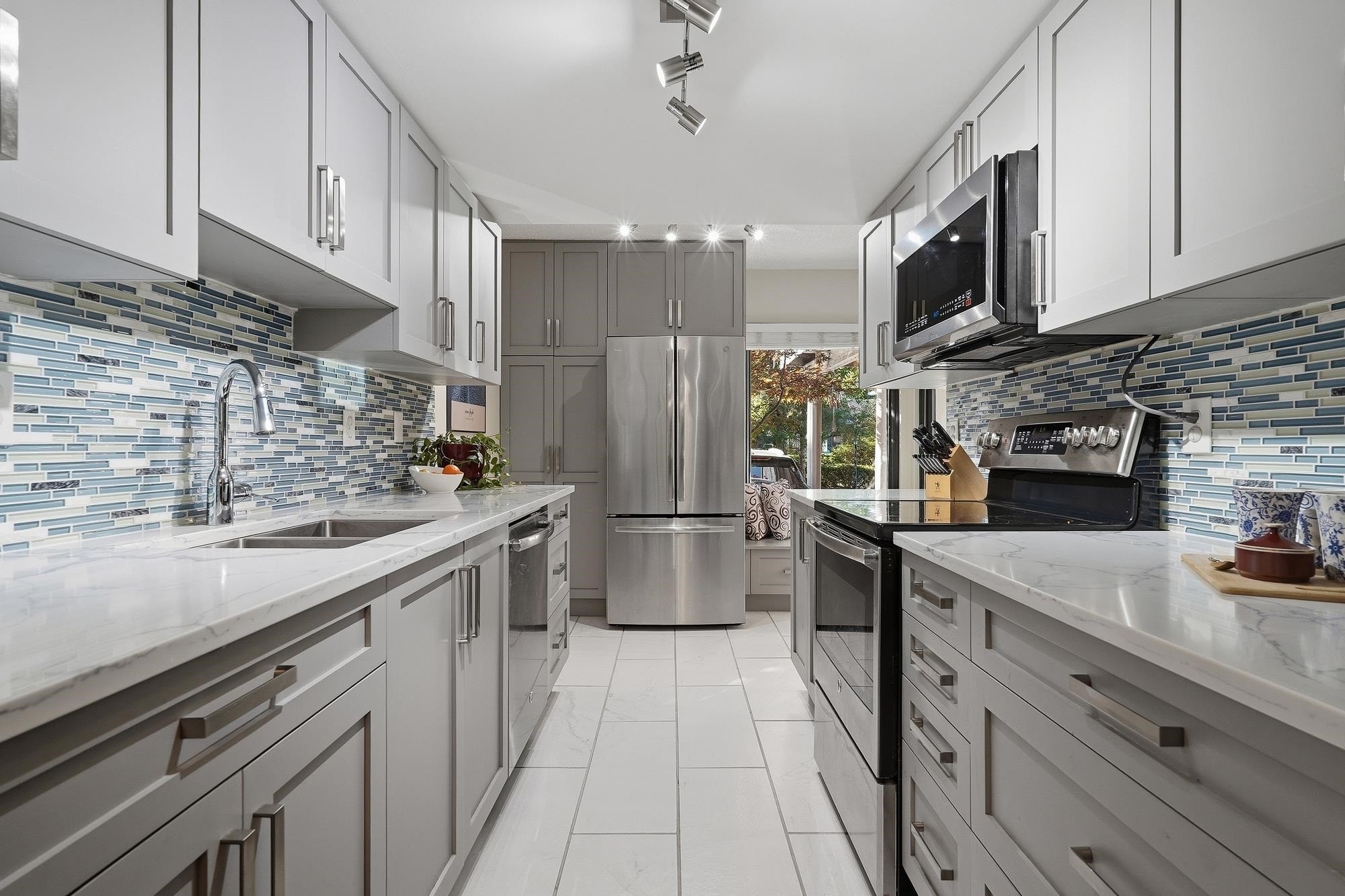 15878 Mcbeth Road, Surrey, BC - Indoor Photo Showing Kitchen With Double Sink With Upgraded Kitchen