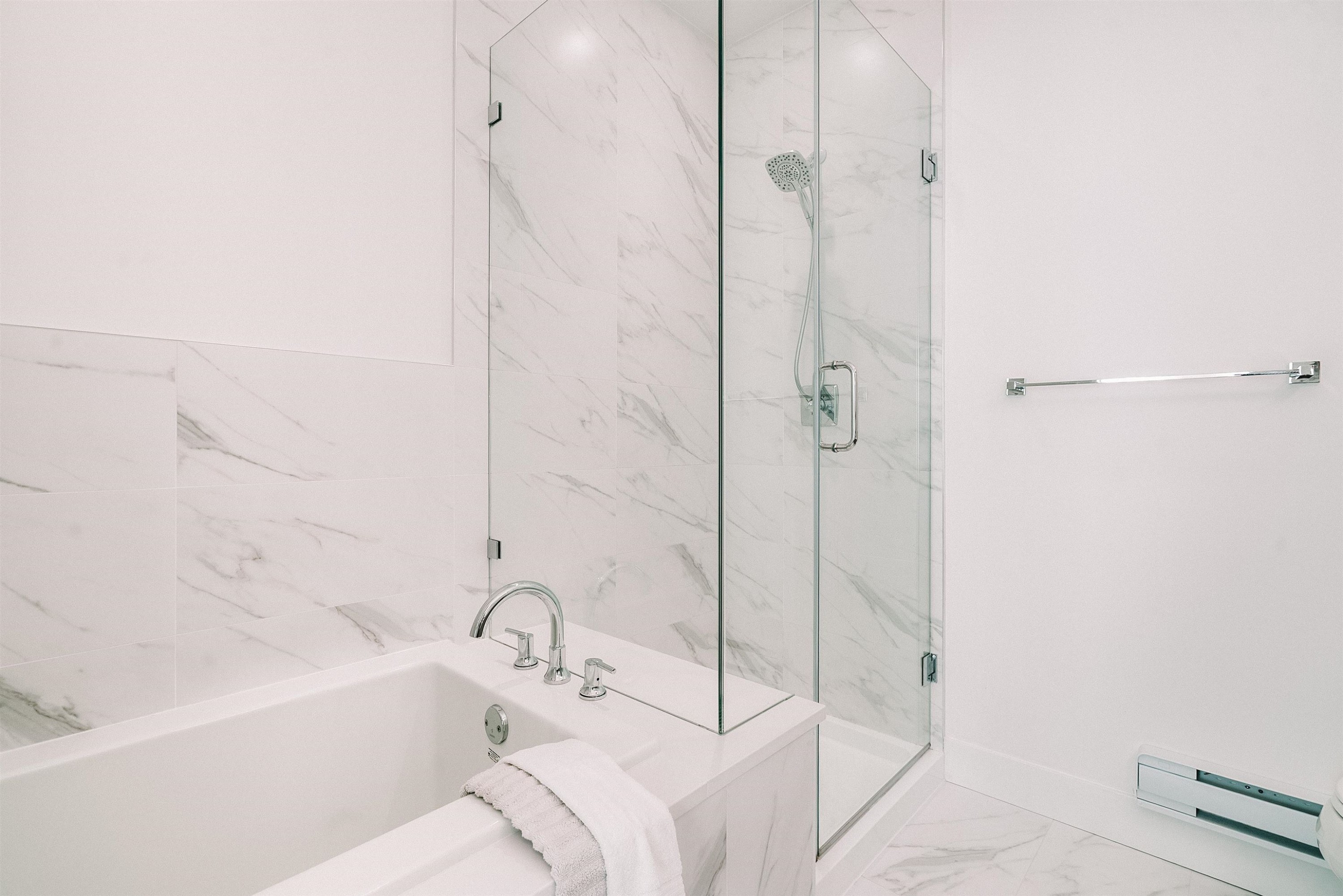 8133 202 Street, Langley, BC - Indoor Photo Showing Bathroom