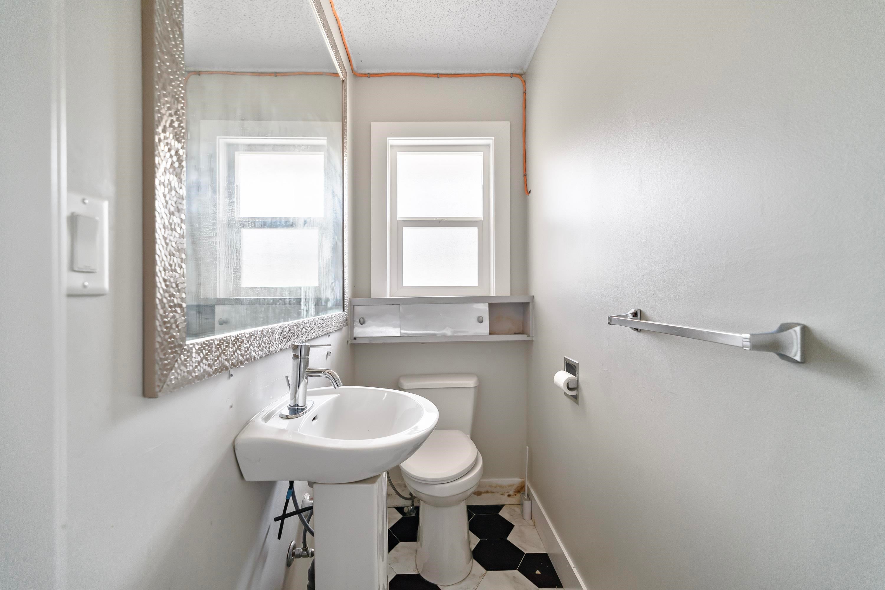 16235 28 Ave, Surrey, BC - Indoor Photo Showing Bathroom