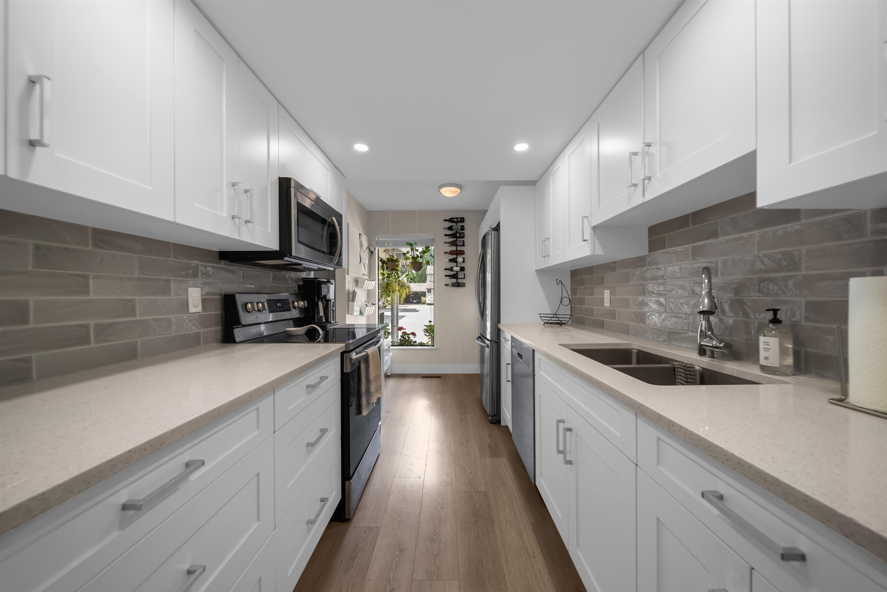15879 Alder Place, Surrey, BC - Indoor Photo Showing Kitchen With Double Sink With Upgraded Kitchen