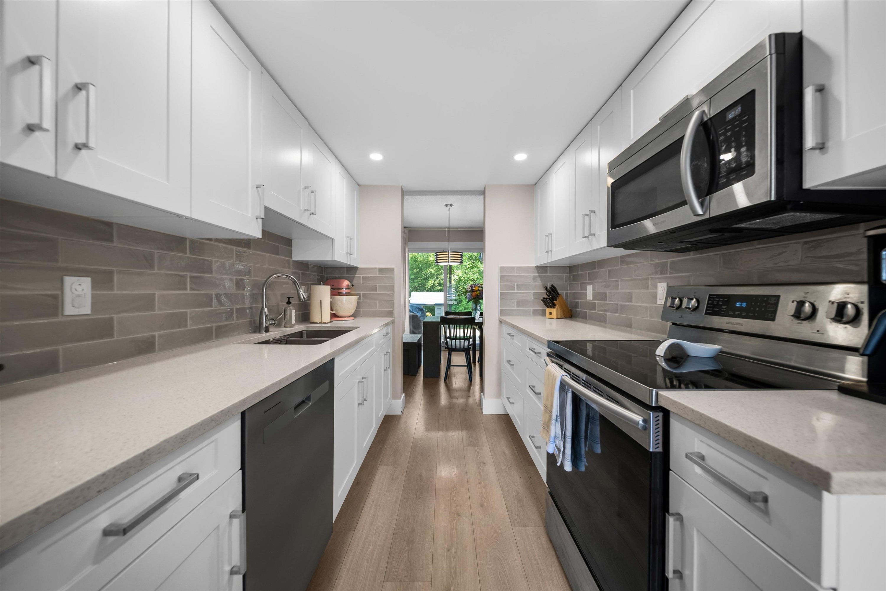 15879 Alder Place, Surrey, BC - Indoor Photo Showing Kitchen With Double Sink With Upgraded Kitchen