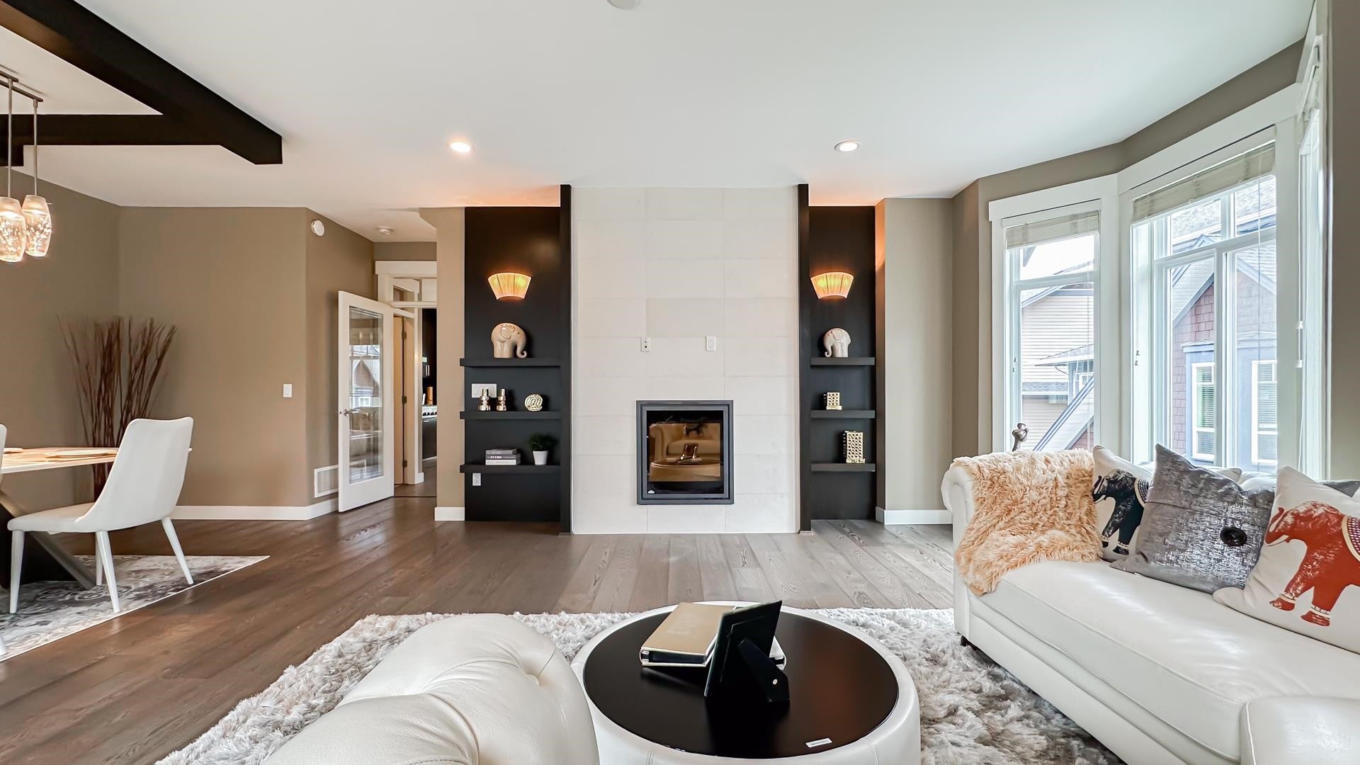 25-15977 26 Avenue, Surrey, BC - Indoor Photo Showing Living Room With Fireplace