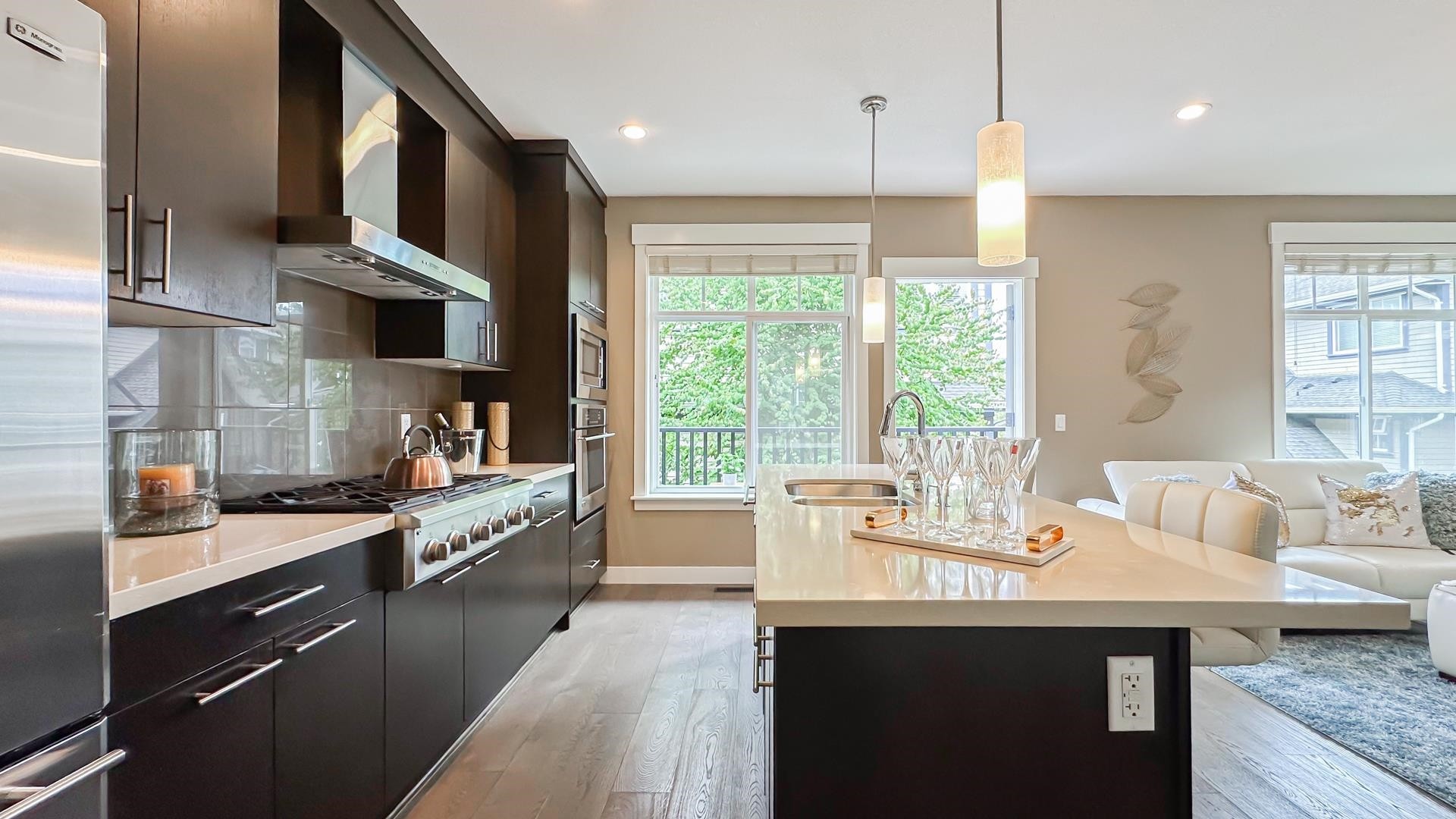 25-15977 26 Avenue, Surrey, BC - Indoor Photo Showing Kitchen With Upgraded Kitchen
