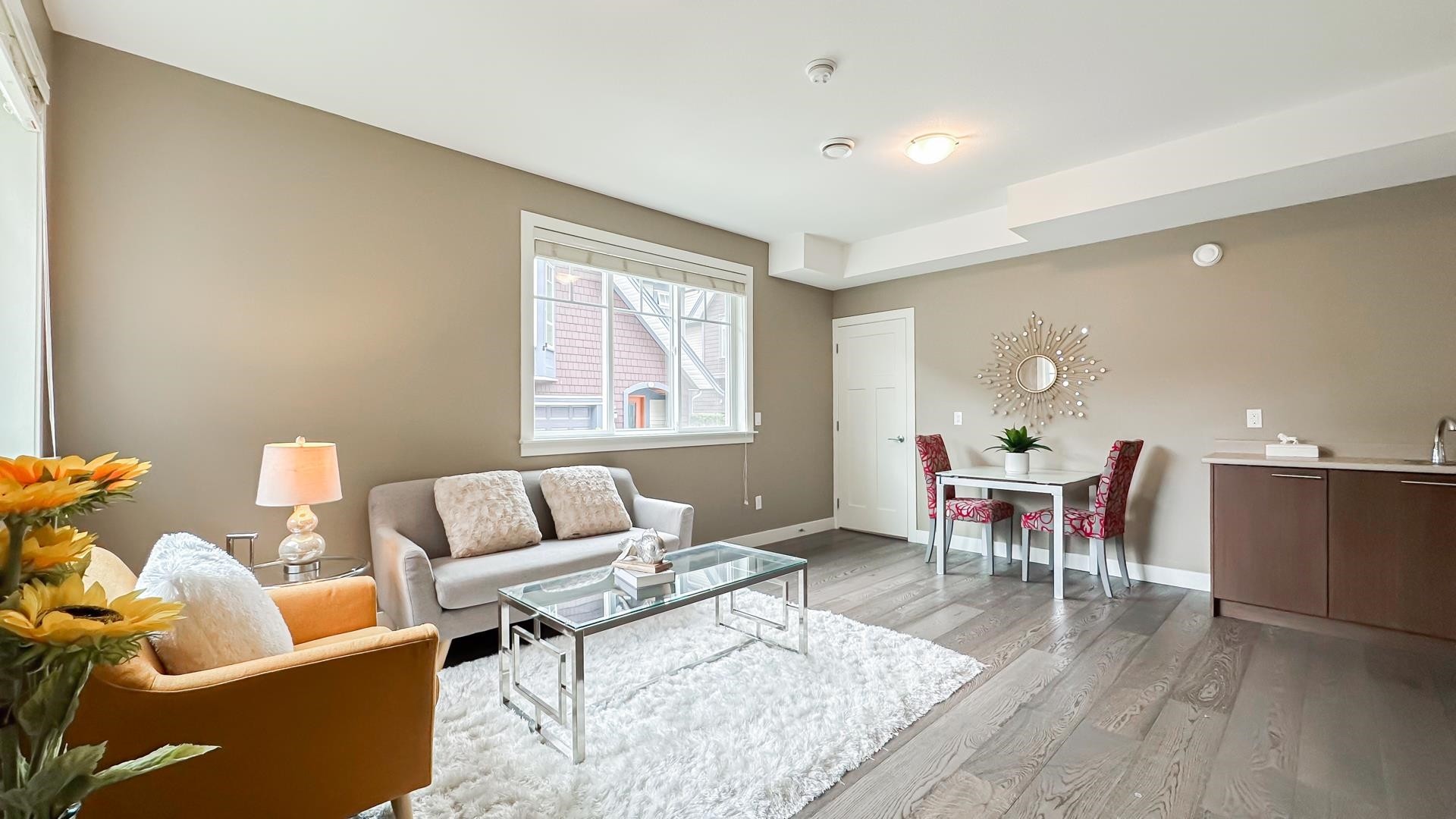 25-15977 26 Avenue, Surrey, BC - Indoor Photo Showing Living Room