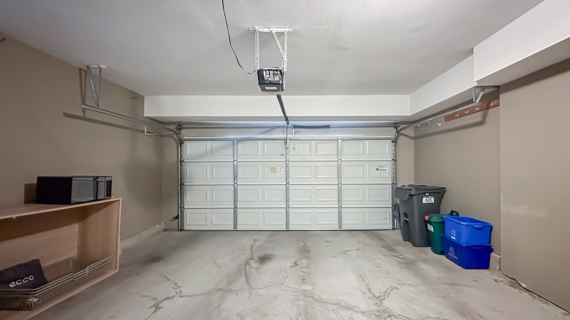 25-15977 26 Avenue, Surrey, BC - Indoor Photo Showing Garage