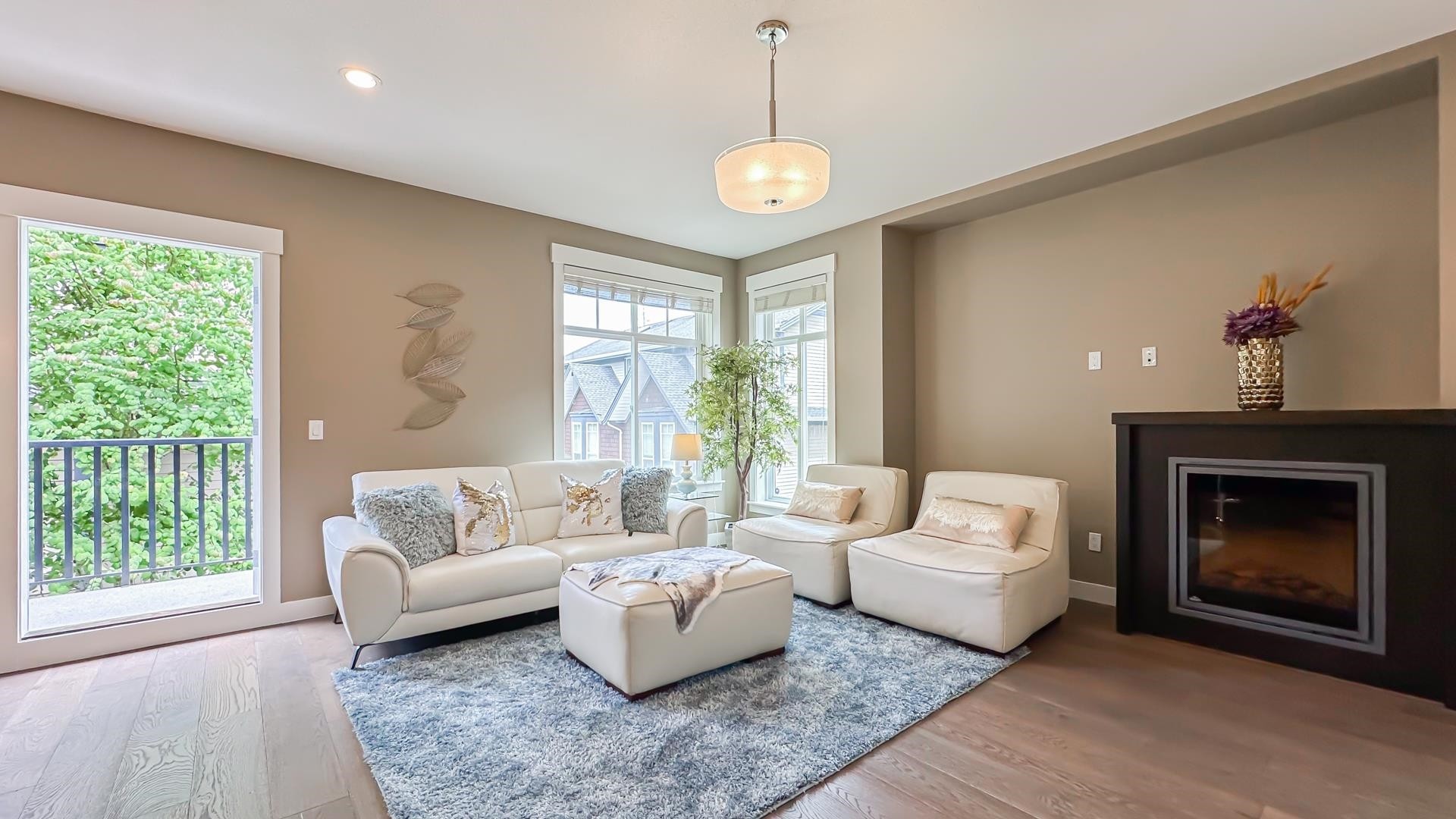 25-15977 26 Avenue, Surrey, BC - Indoor Photo Showing Living Room With Fireplace