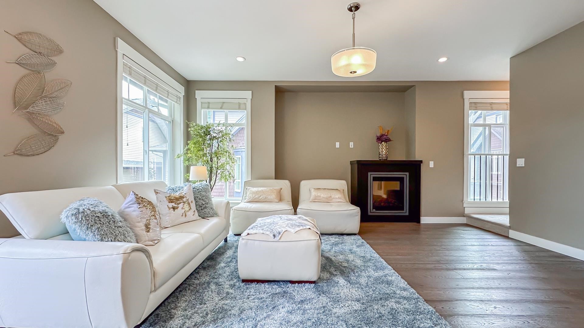 25-15977 26 Avenue, Surrey, BC - Indoor Photo Showing Living Room With Fireplace