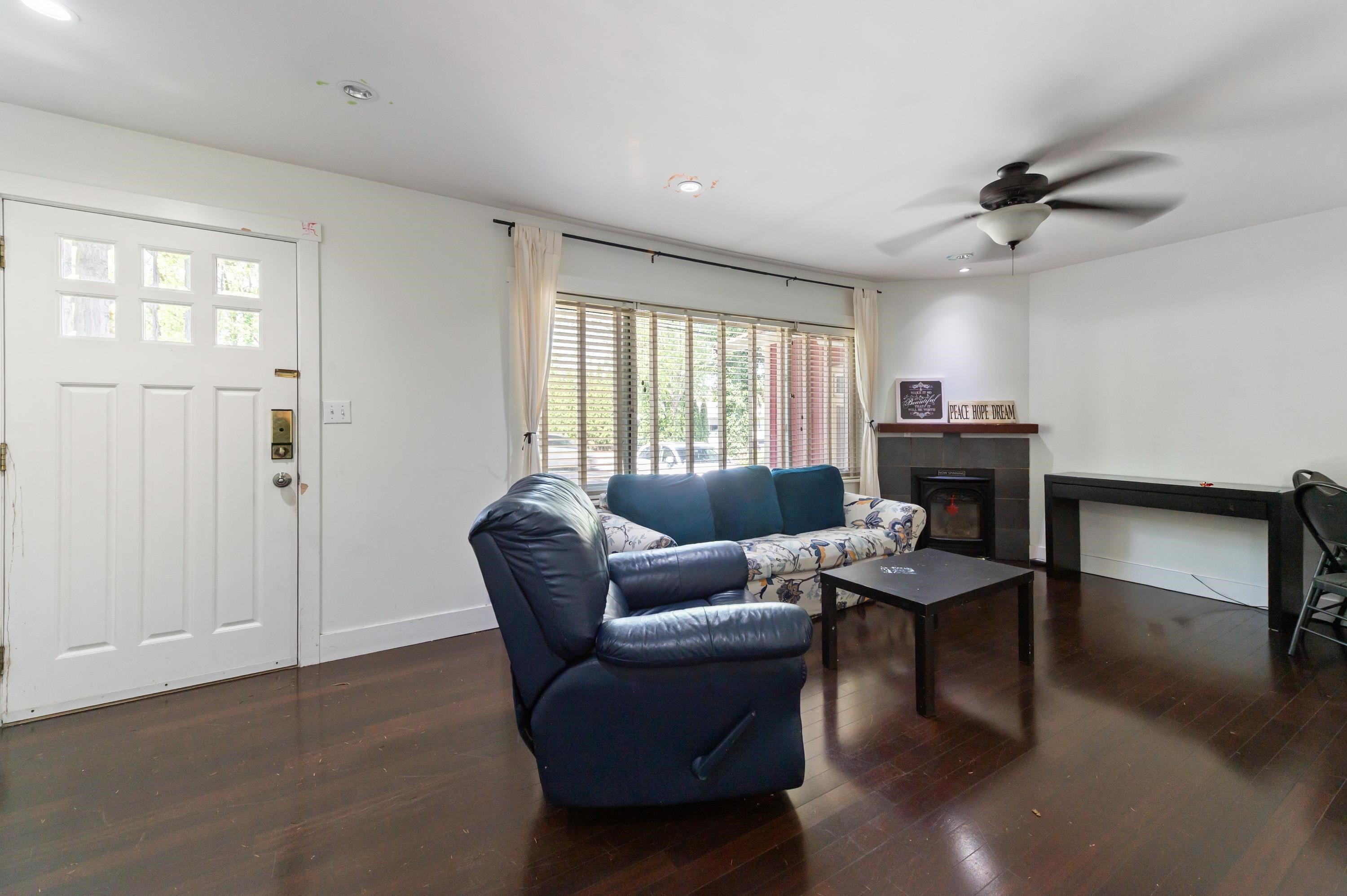 14770 60 Avenue, Surrey, BC - Indoor Photo Showing Living Room With Fireplace