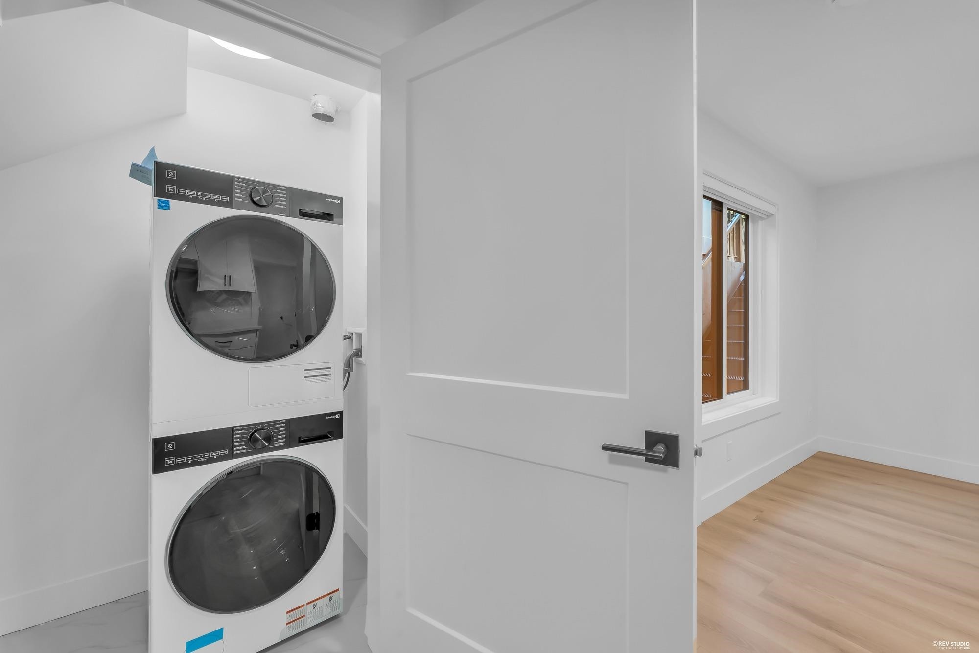 8219 111B Street, Delta, BC - Indoor Photo Showing Laundry Room